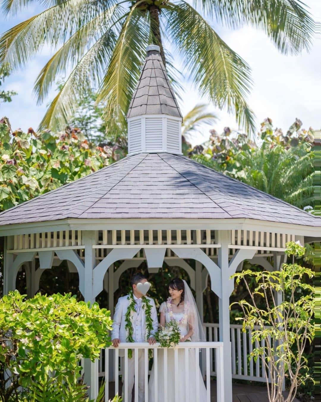 Remiさんのインスタグラム写真 - (RemiInstagram)「perfect place to celebrate vow renewal💯🌴 バウリニューアルの日は雨予報でヒヤヒヤしていたけど心配は何のその、快晴でした！☀️  会場は、アロハ・ケア・アクア・ガーデン🌴 カネオヘエリアのハート型の湖に面した神聖なチャペル。 まずは家族で神聖な石を囲んで、ハワイ伝統の祈りのセレモニー。 自分たちだけでなく、これまで関わった人全ての幸せを願う時間。 私たちは出会って結婚までが1年ほどと短い期間だったので、結婚してからの濃い10年間の歴史を振り返る機会になりました。  とても素敵なロケーションで、挙式と同じ装飾に、子供達には可愛らしいカートまで用意していただきました！  そして、いよいよバウリニューアルへ…！  ドレスとタキシードは、ワイキキの @watabewedding_hawaii でレンタル👰 色々試着した結果、家族の意見も取り入れてオーガンジーど外せるビジューが素敵なこちらに決定👰‍♀️🤍 子供達はほとんど @rossdressforless と @macys で調達しました🙌🏼(2人合わせて$100以下！) 私のブーケと娘の花冠は同じ生花でリンクしました🤍  ------------ 📍 Kaneohe, Hawaii ⛪️ Aloha Ke Akua Chapel 💍 @watabewedding   @espousal_wedding_event    #結婚10周年 #バウリニューアル #ハワイウェディング #ワタベウェディング #エスポーザル #アロハケアクアチャペル #watabewedding #ESPOUSAL #alohakbakua」8月29日 0時18分 - remi_912