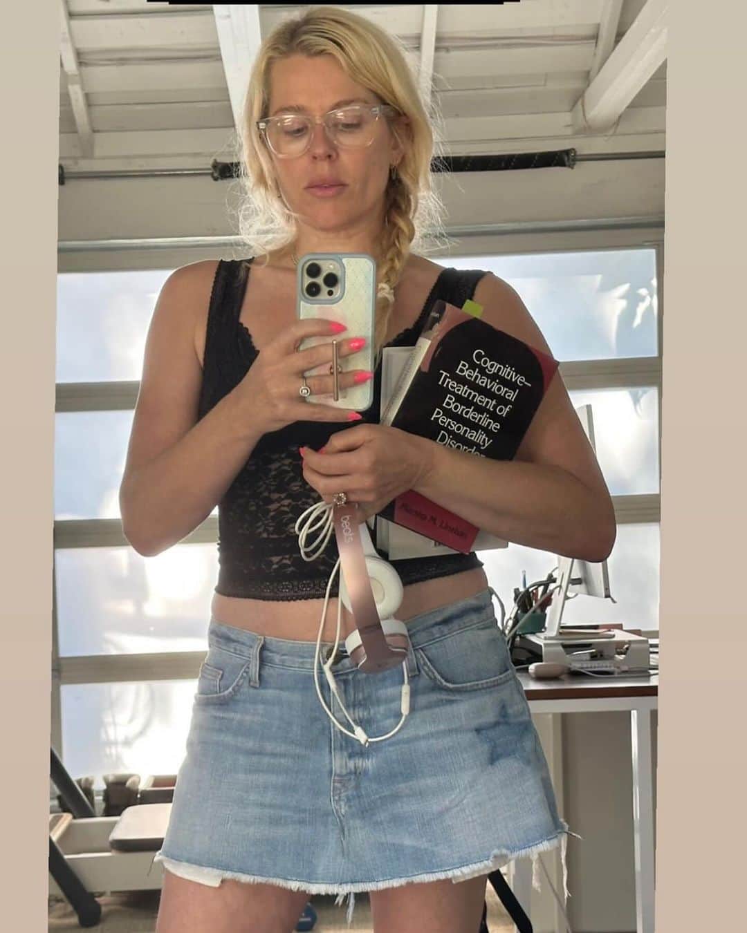 アマンダ・デ・カディネットのインスタグラム：「I left school age 16 as I was working and hosting live late night TV ( weird I know ) . So books have always been a lifeline for me, a way I can learn about anything and everything I’m interested in.I’m always reading multiple books, mostly non fiction with the occasional novel. A few friends and I have been talking about doing a book club, as we seem to be extremely excited about discussing what we are reading. Tell me what your latest fav reads are pls as I’m looking for some inspo!」