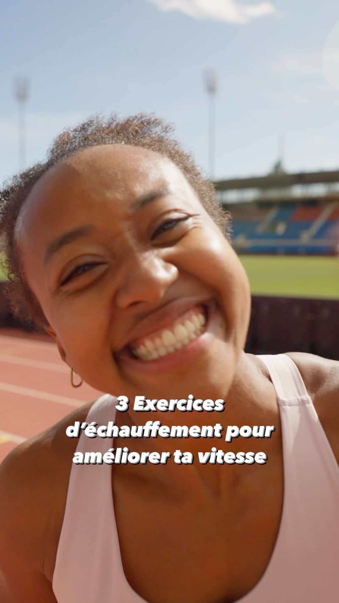 サラ・アチョのインスタグラム：「🏃🏾‍♀️ #SprintwithSarah 🏃🏾‍♀️ Mes 3 exercices d’échauffement préférés !!   Généralement je fais chaque exercice 2x sur 30-50m. L’idée est de comprendre les mouvements, être de plus en plus à l’aise avec, optimiser sa technique de course et donc ETRE PLUS RAPIDE 🤩🔥🔥🔥   Follow 👉🏾 @sarah_atcho pour plus de contenus d’entraînement 🚀」