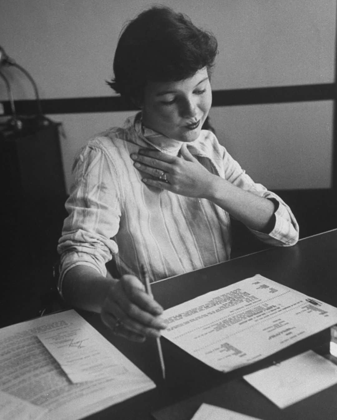 lifeのインスタグラム：「The start of fall semester for college students is upon us, and this week we are featuring stories from the LIFE archive all about higher education. 📚  Heading off to college is an adventure like no other. In 1951 LIFE chronicled that experience through the eyes of Mary Lloyd-Rees, a first-year student at Wellesley College, an all-girls school in Massachusetts.   Photographer Lisa Larsen followed Lloyd-Rees as she said goodbye to her father, decorated her room, met new people, and learned to manage life on her own. Click the link in bio to read more!   (📷 Lisa Larsen/LIFE Picture Collection)  #LIFEMagazine #LIFEArchive #LisaLarsen #College #HigherEducation #1950s #FallSemester」