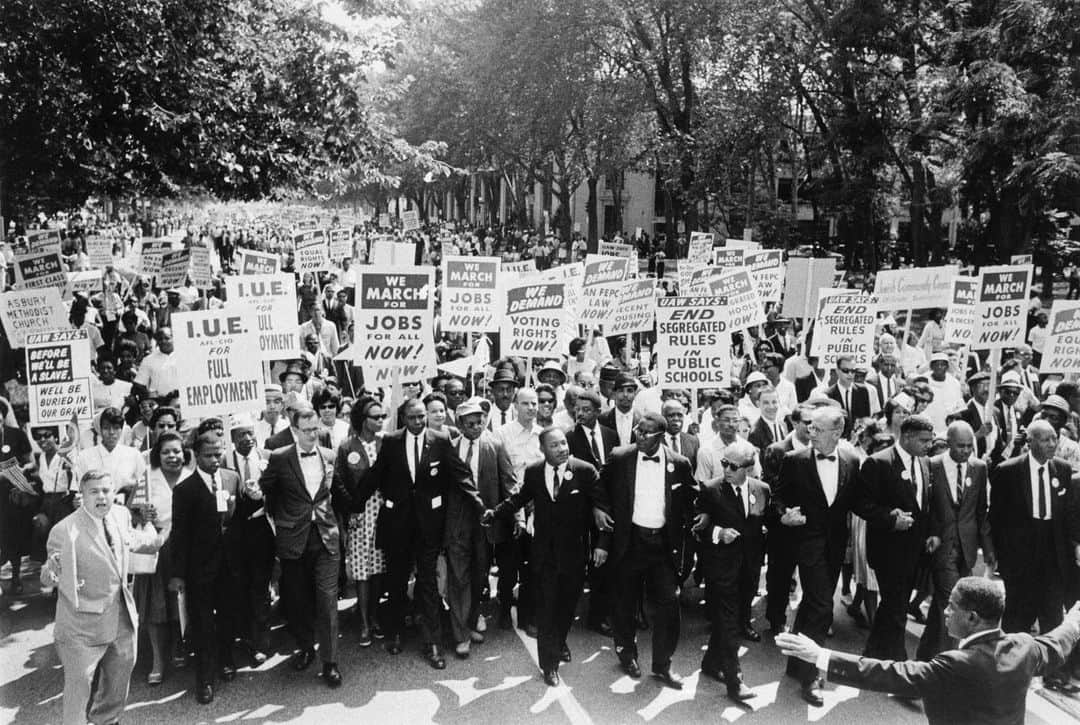 ミシェル・オバマのインスタグラム：「Sixty years ago today, as many as 250,000 people of all races and backgrounds gathered at the Lincoln Memorial for the March on Washington for Jobs and Freedom. It was a turning point in the struggle for civil rights and equality—and it came together thanks in part to the organizing efforts of folks like Bayard Rustin and Philip Randolph, who helped bring together groups and volunteers from all over the country.  Today we remember the history made six decades ago, and we honor everyone who fought and struggled for progress. It’s up to all of us to continue their march.  That means voting in every election—not just every four years, but for every office and ballot measure that comes up for a vote. It means organizing in our communities to help keep each other informed. It means reaching out to our elected officials to make our voices heard on the issues we care about. That’s how we honor the legacy of those who came before us—and how we do our part to change history for the better.」