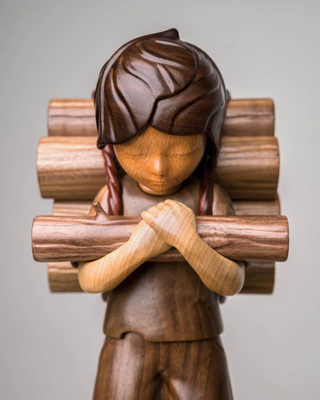 ジェームス・ジーンのインスタグラム：「Woodcutter 木, 30cm , releasing August 30 with @galleryallart   An edition of 35+5APs, 木 is a character that means wood, as the material of this sculpture expresses the story of the Woodcutter both physically and spiritually.  DM @galleryallart for more info」