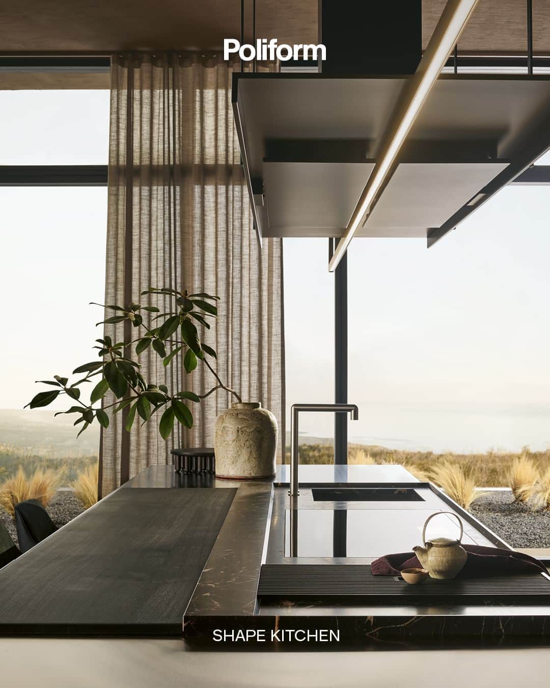 Poliform|Varennaのインスタグラム：「A dynamic interplay of planes and quality materials give rise to Shape, a high-performing modern kitchen. Discover Shape and the entire kitchen collection on poliform.com.  #poliform #design #madeinitaly #home #homedesign #living #poliformhome #poliformnews #poliformnovelties #poliformnewcollection #poliformkitchen #poliformkitchencollection #kitchen #kitchens #poliformshapekitchen #shapekitchen #poliforrmnewhome #poliformlifestyle」