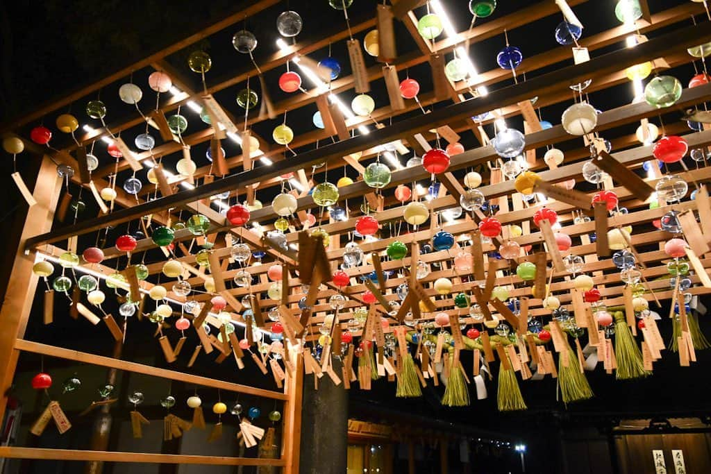 川越氷川神社のインスタグラム：「. 日が暮れると随分と涼しくなってきました。夏が終わろうとしています。縁むすび風鈴は9月3日まで。  #川越氷川神社 #縁むすび風鈴 #夏の終わり  #江戸風鈴 #風鈴 #神社 #埼玉 #小江戸川越 #川越 #kawagoe  #kawagoehikawashrine」