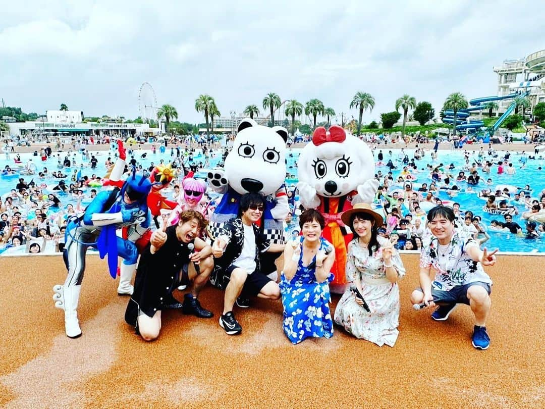 うちやえゆかさんのインスタグラム写真 - (うちやえゆかInstagram)「真夏のアニソンスプラッシュ！！その２  今年のよみうりランドプールWAIでのイベント2回目！ 8月16日の「真夏のアニソンスプラッシュ！！」 4年ぶりとなるプールイベントで、7月20日に続き、このような機会をいただけて、とっても嬉しかったです✨ お越しくださったみなさんありがとうございました。  高取ヒデアキさんと、この日は石原慎一さん、高山成孝さんと私。 司会はもちろんこの方、鈴木美潮おねえさん！ 今回も熱く明るく楽しいショーになりました～♪  手拍子に掛け声に歌にダンス！ たくさんの方々と楽しむことができました！ 高山さんの曲でみんなでタンバリンも！サンバ🎶 石原さんの美脚！美潮さんとふたごコーデ👗  今回も鈴木美潮さんプロデュース 作詞・作曲 高取ヒデアキさん編曲・籠島裕昌さん 「グッド&ラッキー 〜みんなにGood Luck！」を 歌って踊りました♪曲に合わせてみんなが 盛り上がってくれて、と～っても嬉しかったです😊  爽快ヒーロースカットマンは、この日も暑さや湿気から みんなを救ってくれました！スカットマンありがとう💖  一緒に過ごしてくださった、たくさんのみなさん。 笑顔をいっぱいありがとうございました✨ 2023年、最高の夏となりました🍉  #よみうりランド #プール #WAI #よみらん #波のプールステージ #イベント #後の #大人のクリームソーダ💚  #鈴木美潮 #高取ヒデアキ #石原慎一 #高山成孝 #うちやえゆか #グッド #ラッキー #爽快ヒーロー #スカットマン #最高 #楽しい #よみうりランドプールWAI #最高 #ナイトプール #も #あるよ」8月29日 0時48分 - yukauchiyae