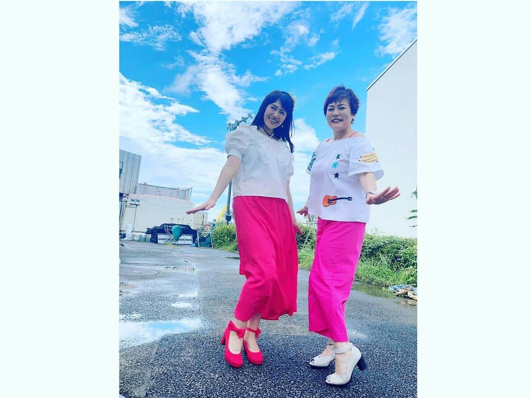 うちやえゆかさんのインスタグラム写真 - (うちやえゆかInstagram)「真夏のアニソンスプラッシュ！！その２  今年のよみうりランドプールWAIでのイベント2回目！ 8月16日の「真夏のアニソンスプラッシュ！！」 4年ぶりとなるプールイベントで、7月20日に続き、このような機会をいただけて、とっても嬉しかったです✨ お越しくださったみなさんありがとうございました。  高取ヒデアキさんと、この日は石原慎一さん、高山成孝さんと私。 司会はもちろんこの方、鈴木美潮おねえさん！ 今回も熱く明るく楽しいショーになりました～♪  手拍子に掛け声に歌にダンス！ たくさんの方々と楽しむことができました！ 高山さんの曲でみんなでタンバリンも！サンバ🎶 石原さんの美脚！美潮さんとふたごコーデ👗  今回も鈴木美潮さんプロデュース 作詞・作曲 高取ヒデアキさん編曲・籠島裕昌さん 「グッド&ラッキー 〜みんなにGood Luck！」を 歌って踊りました♪曲に合わせてみんなが 盛り上がってくれて、と～っても嬉しかったです😊  爽快ヒーロースカットマンは、この日も暑さや湿気から みんなを救ってくれました！スカットマンありがとう💖  一緒に過ごしてくださった、たくさんのみなさん。 笑顔をいっぱいありがとうございました✨ 2023年、最高の夏となりました🍉  #よみうりランド #プール #WAI #よみらん #波のプールステージ #イベント #後の #大人のクリームソーダ💚  #鈴木美潮 #高取ヒデアキ #石原慎一 #高山成孝 #うちやえゆか #グッド #ラッキー #爽快ヒーロー #スカットマン #最高 #楽しい #よみうりランドプールWAI #最高 #ナイトプール #も #あるよ」8月29日 0時48分 - yukauchiyae