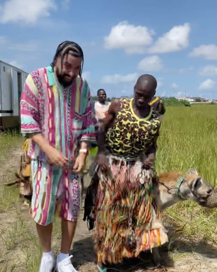 フレンチ・モンタナのインスタグラム：「My guy was passing me that snake like it was a bag of chips   Shoutout to the “ Hyena boys “ look them up 💚 they been on my bucket list for years now. Glad I finally came down here to meet them  Once in a lifetime experience .  Thank u NIGERIA 🇳🇬  “ wish u well “ video out now  @swaelee @boi1da @lojaymusic @jessglynne」