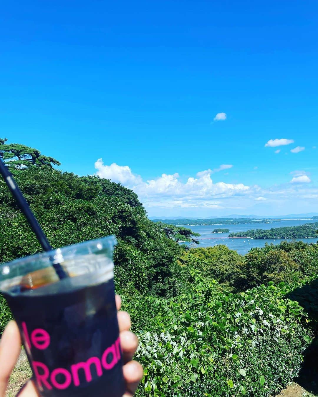 郷家友太さんのインスタグラム写真 - (郷家友太Instagram)「今日はオフだったので、松島へ。 松島庵という小さい頃から行っているお蕎麦屋さんと行ってみたかったカフェにも行けてリフレッシュできました。  松島をこんな高台からあまりみたことがなかったので新鮮でした。 コーヒーも美味しかった👍  のんびりとしたOFF！  #松島#松島観光#仙台」8月29日 0時44分 - yuta_goke27_official