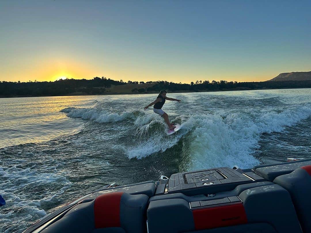 ケアリー・ハートのインスタグラム：「Surfing into the sunset. Epic weekend with on the water!! Monday morning, back to the grind. Have a great week everyone!!!! @mcboatcompany」