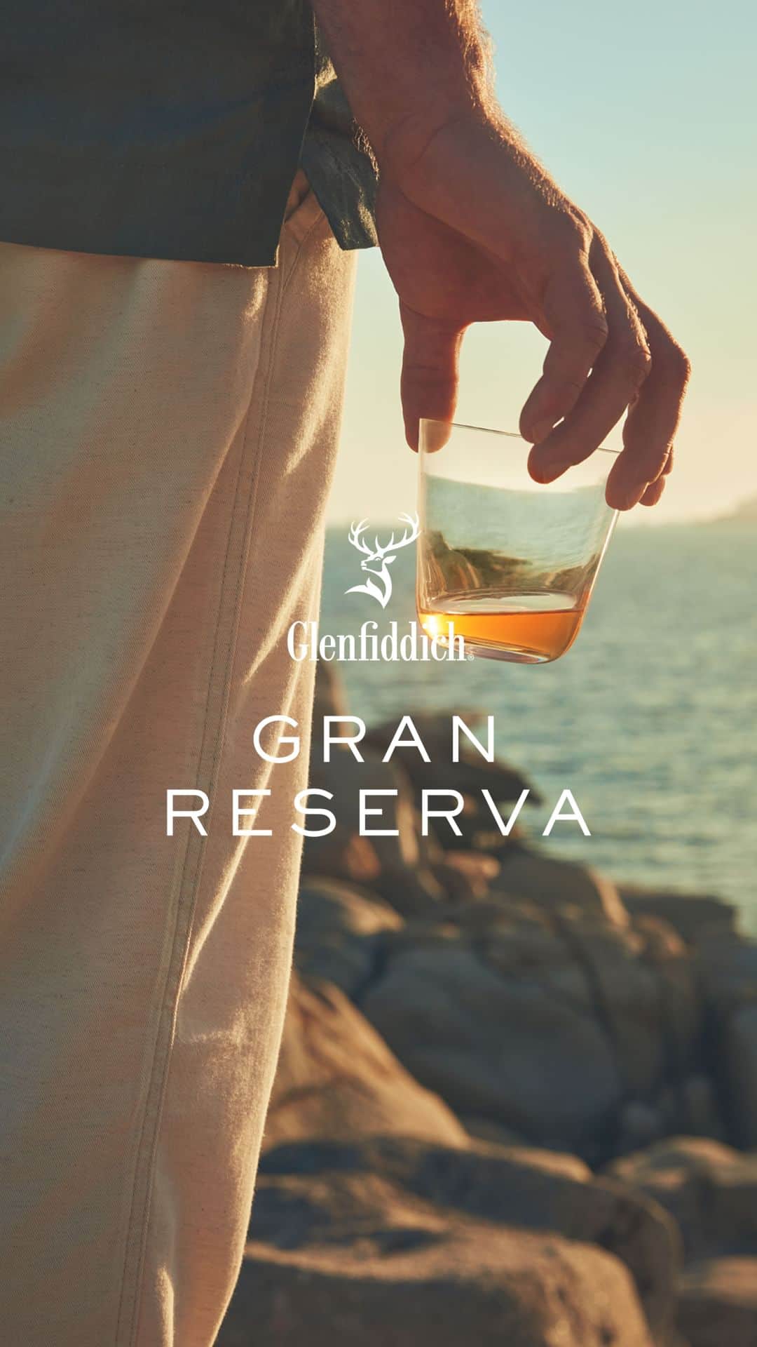 Glenfiddichのインスタグラム：「Seas the day and savour your summer with the golden hour glimmer of our 21 year old Gran Reserva.  Like memories, this exotic taste is best served shared.  Skilfully crafted. Enjoy responsibly.  #Glenfiddich #GranReserva #EmbraceTheOccasion」