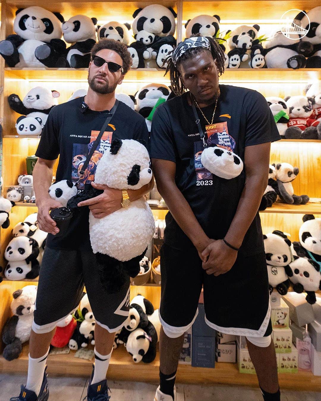 ゴールデンステート・ウォリアーズのインスタグラム：「Panda, panda, panda, panda.  Klay & Loon are living it up in China.」