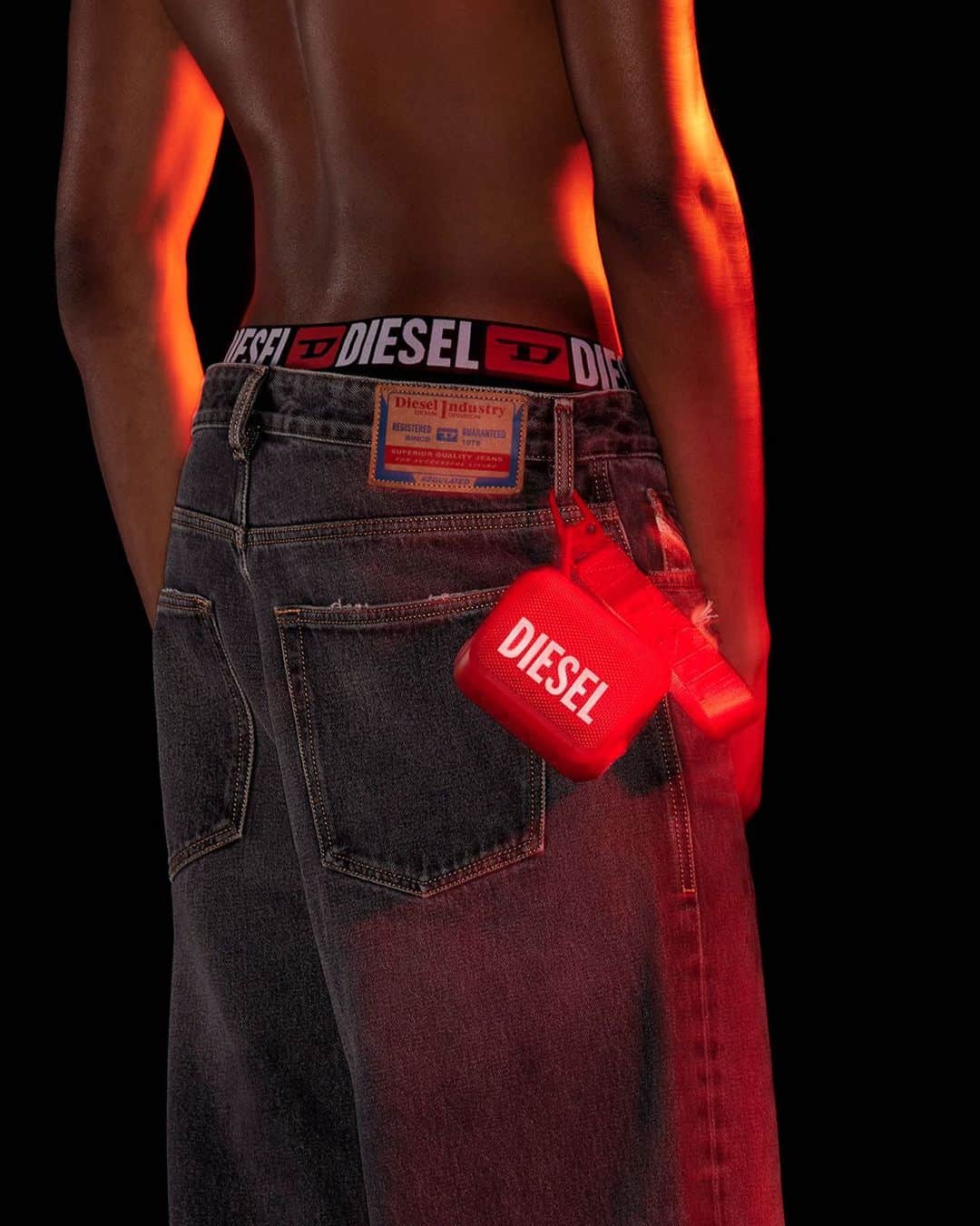 ディーゼルのインスタグラム：「Bring your vibe with you.    Introducing the Diesel’s first mobile speaker. Done in iconic Diesel red and white it features stereo pairing, 20 hours of playtime when fully charged, 360˚ omnidirectional sound, Bluetooth 5.0 and it’s water resistant.    Shop at the link in bio.   #ForSuccessfulLiving」