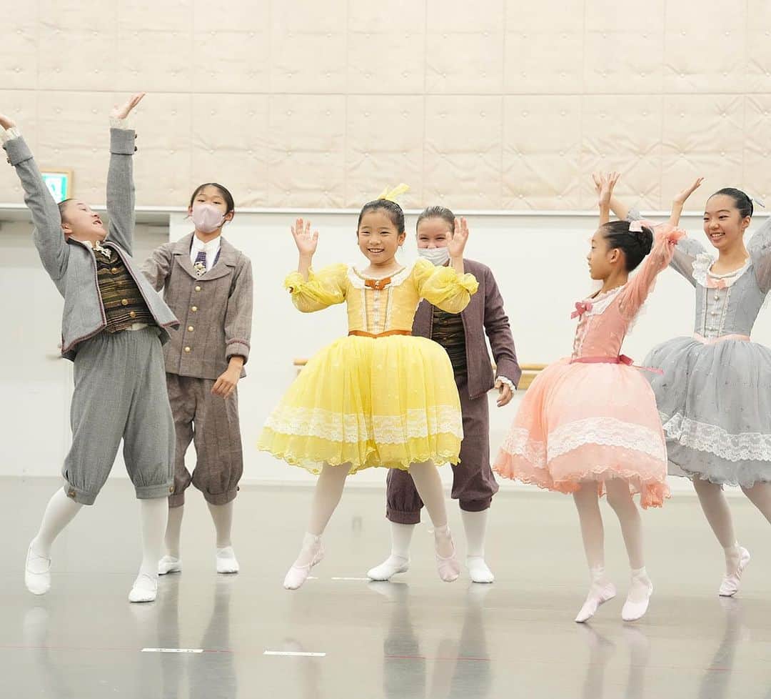 井脇幸江さんのインスタグラム写真 - (井脇幸江Instagram)「Iwaki Ballet Company 井脇幸江バレエスタジオ 合同公演『くるみ割り人形』  最終リハーサルの様子📷 @manomayumi   演出振付 @ryuta_takahashi   総監督、振付 @yukie.iwaki   バレエスタジオの生徒たちと、IBCのダンサーたちが１つの作品を創りました🎄💞  ゼロ歳から観られます （4歳までは無料💖）  クララには、お兄ちゃん（フリッツ）と妹（アンナ）が居ます💕  ドロッセルマイヤーは《マリオネティスト》と名を変えて、私が演じます💗 さぁ、どんな演出でしょうか？  楽しみにいらして下さい❣️  9/3（日）15:30開演（17:30ころ終演予定）  Iwaki Ballet Company 井脇幸江バレエスタジオ 合同合同公演 🎄『くるみ割り人形』🎄 新宿文化センター 大ホール  ゲスト 原田舞子 中島瑞生 梅澤紘貴 江本 拓 井上良太 森田維央 藤島光太 上瀧達也  チケットフォーム https://pro.form-mailer.jp/fms/bb0476fa288082  お待ちしています😊💕  #Ballet #Dancer #バレエ #バレエダンサー #芸術 #芸術観賞 #舞台 #stage #トスカ #大人 #美の世界 #四ッ谷 #Iwaki Ballet Company #IBC #バレエスタジオ #バレエ教師 #バレエ教室 #美しい #楽しい #人生 # 健康 #東京 #井脇幸江」8月29日 0時58分 - yukie.iwaki