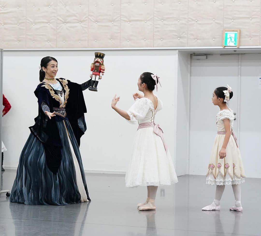 井脇幸江のインスタグラム：「Iwaki Ballet Company 井脇幸江バレエスタジオ 合同公演『くるみ割り人形』  最終リハーサルの様子📷 @manomayumi   演出振付 @ryuta_takahashi   総監督、振付 @yukie.iwaki   バレエスタジオの生徒たちと、IBCのダンサーたちが１つの作品を創りました🎄💞  ゼロ歳から観られます （4歳までは無料💖）  クララには、お兄ちゃん（フリッツ）と妹（アンナ）が居ます💕  ドロッセルマイヤーは《マリオネティスト》と名を変えて、私が演じます💗 さぁ、どんな演出でしょうか？  楽しみにいらして下さい❣️  9/3（日）15:30開演（17:30ころ終演予定）  Iwaki Ballet Company 井脇幸江バレエスタジオ 合同合同公演 🎄『くるみ割り人形』🎄 新宿文化センター 大ホール  ゲスト 原田舞子 中島瑞生 梅澤紘貴 江本 拓 井上良太 森田維央 藤島光太 上瀧達也  チケットフォーム https://pro.form-mailer.jp/fms/bb0476fa288082  お待ちしています😊💕  #Ballet #Dancer #バレエ #バレエダンサー #芸術 #芸術観賞 #舞台 #stage #トスカ #大人 #美の世界 #四ッ谷 #Iwaki Ballet Company #IBC #バレエスタジオ #バレエ教師 #バレエ教室 #美しい #楽しい #人生 # 健康 #東京 #井脇幸江」