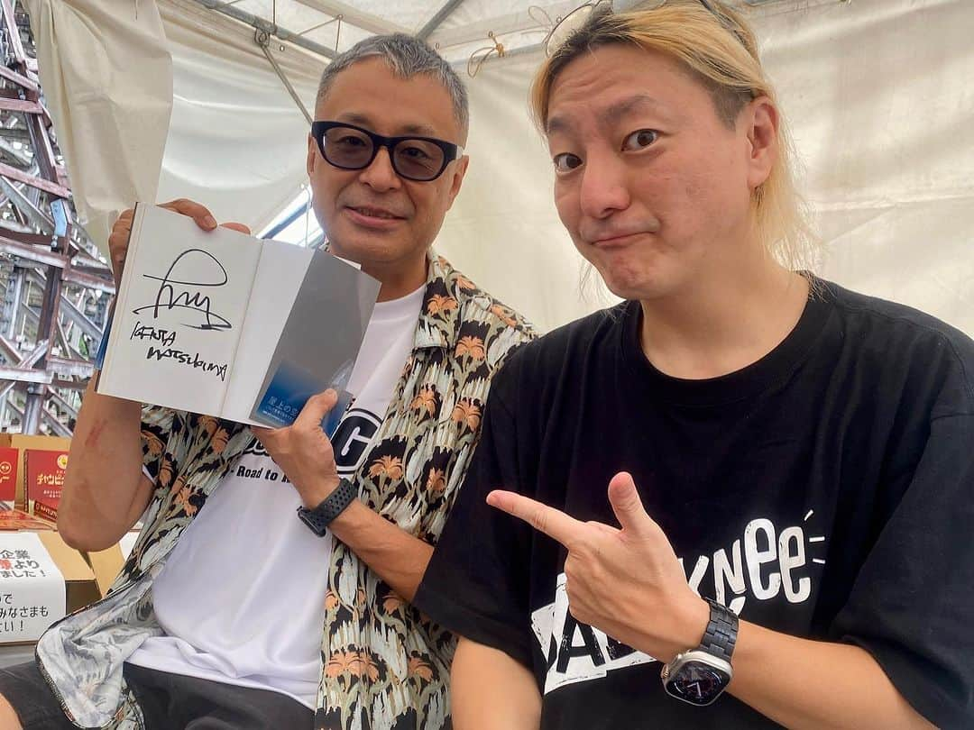 栗田善太郎さんのインスタグラム写真 - (栗田善太郎Instagram)「アンダーザスクリーム 2回目の松隈ケンタ君と城島高原パークのイベントでした。 今年もMCとして2日間参加。  175RとBuzz72+ との対バンがまさか2023年に観られるとは！ NHK TV六本松サテライトのコーナー収録もしました〜 放送日は追ってお知らせします📢  #underthescream  #松隈ケンタ  #buzz72  #175r」8月29日 1時06分 - kurizen01