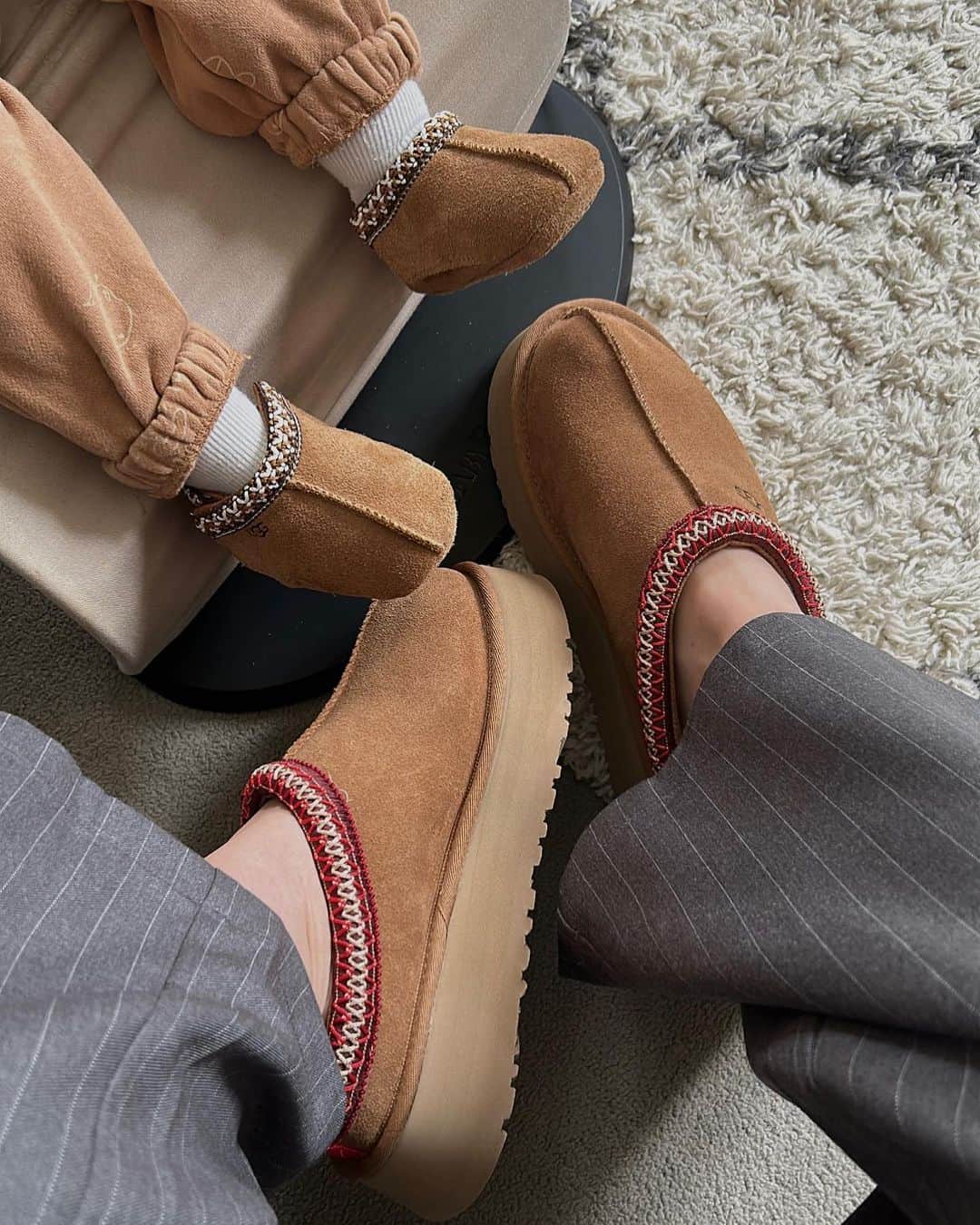 アグのインスタグラム：「Tasman, baby. You look just like mommy. 🥹 📸: @mumlife_with_olive  #UGG #FeelsLikeUGG #Kids」