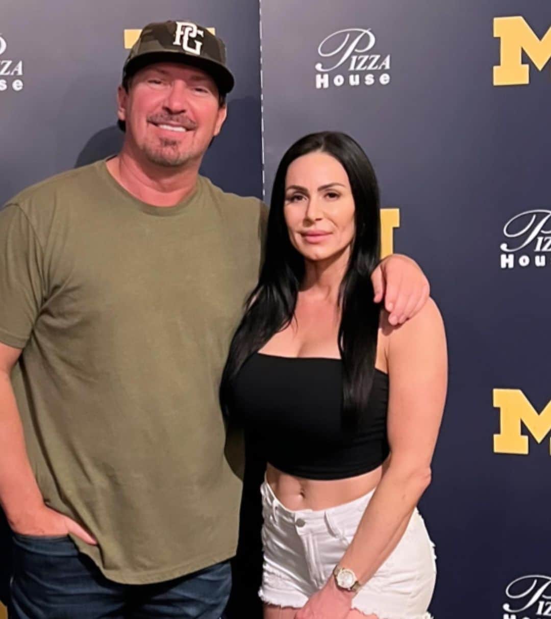 Kendra Lustのインスタグラム：「So nice to see u & Chase in my hometown .. and treat u to dinner :) @richardwilk hope u enjoyed the food @pizzahouseannarbor & #Michigan #GoBlue」