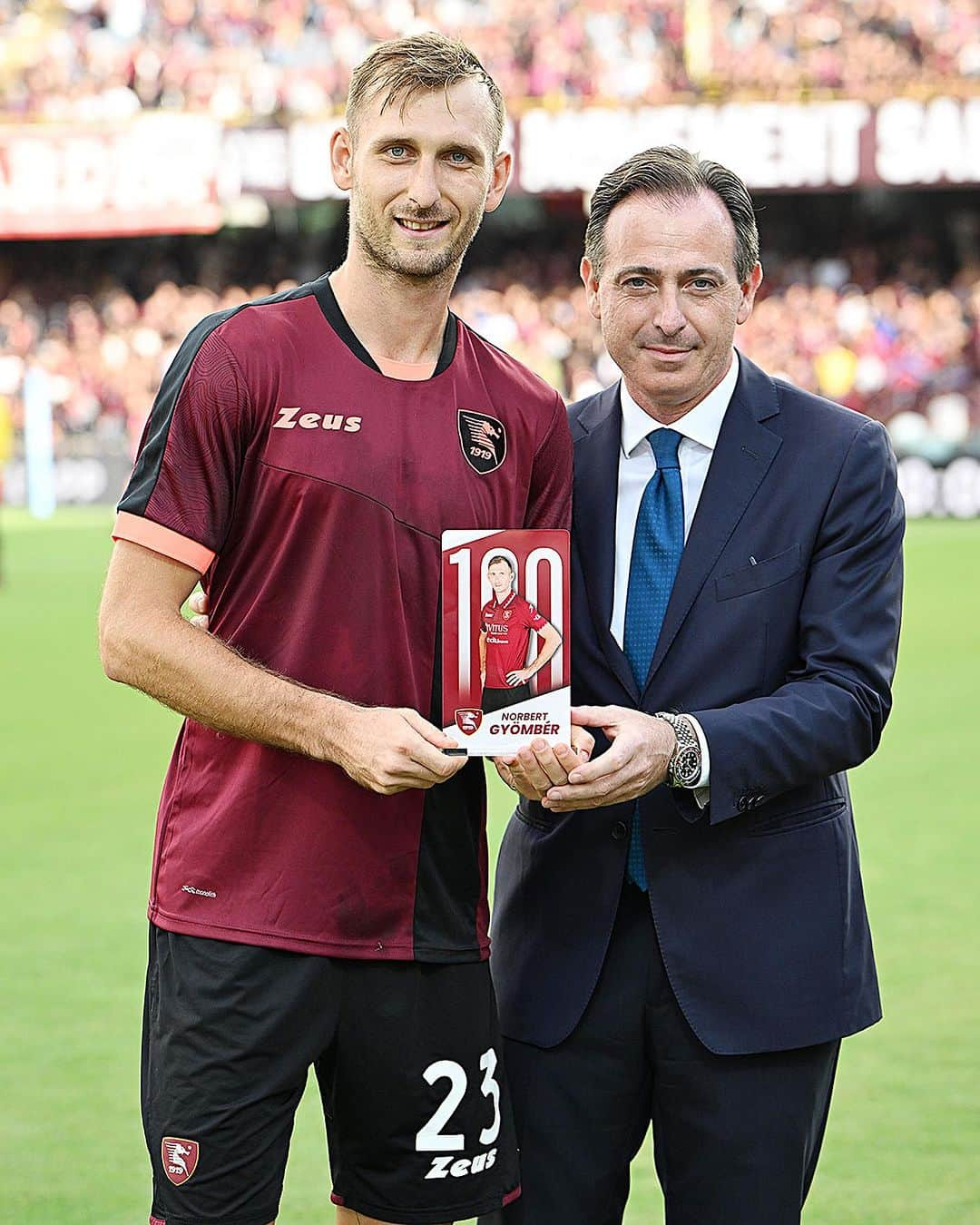 ノルベルト・ジェンベールのインスタグラム：「🇱🇻 GYOMBER 💯   Norbert Gyomber è stato premiato dall’Amministratore Delegato Maurizio Milan per il raggiungimento delle 100 presenze in maglia granata  #Gyomber #macteanimo #forzagranata #salernitana #uss1919」