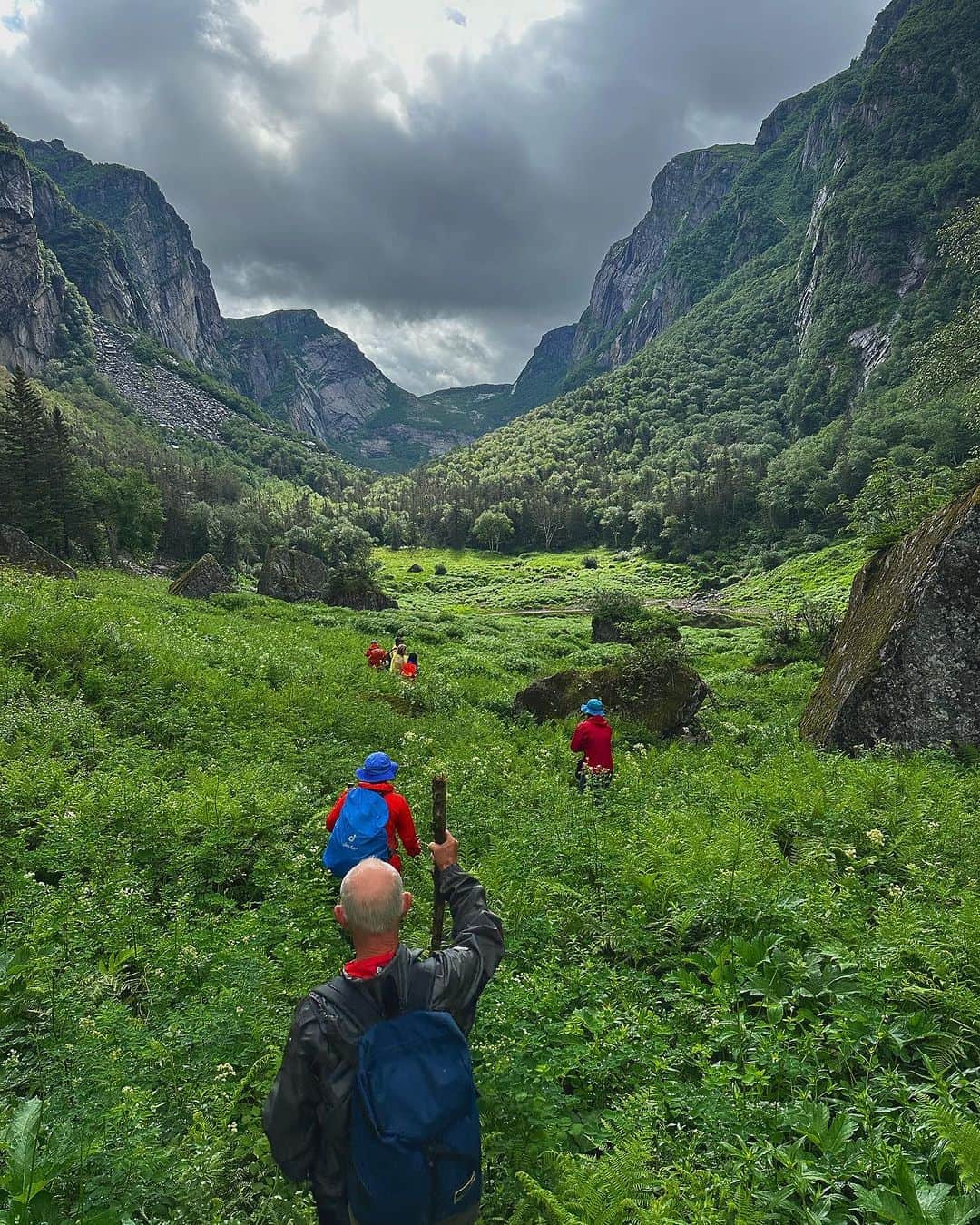 Explore Canadaのインスタグラム：「Welcome to Jurassic Park! 🦖  JK. You may not find dinosaurs here but the journey through Moose Meadows on the Western Brook Pond Gorge trail will make you feel like you’ve stepped back in time to the Jurassic era.  The @outeastadventures guides are head over heels for this trail, and for good reason. Head into the forest, through rivers, past waterfalls and up embankments to be rewarded with the most stunning of valley views 😍.  📷: @outeastadventures 📍: Moose Meadow, Western Brook Pond, @newfoundlandlabrador  #ExploreCanada #ExploreNL  Image description: A line of hikers walk through a lush green meadow with towering rockfaces and mountains on each side.」