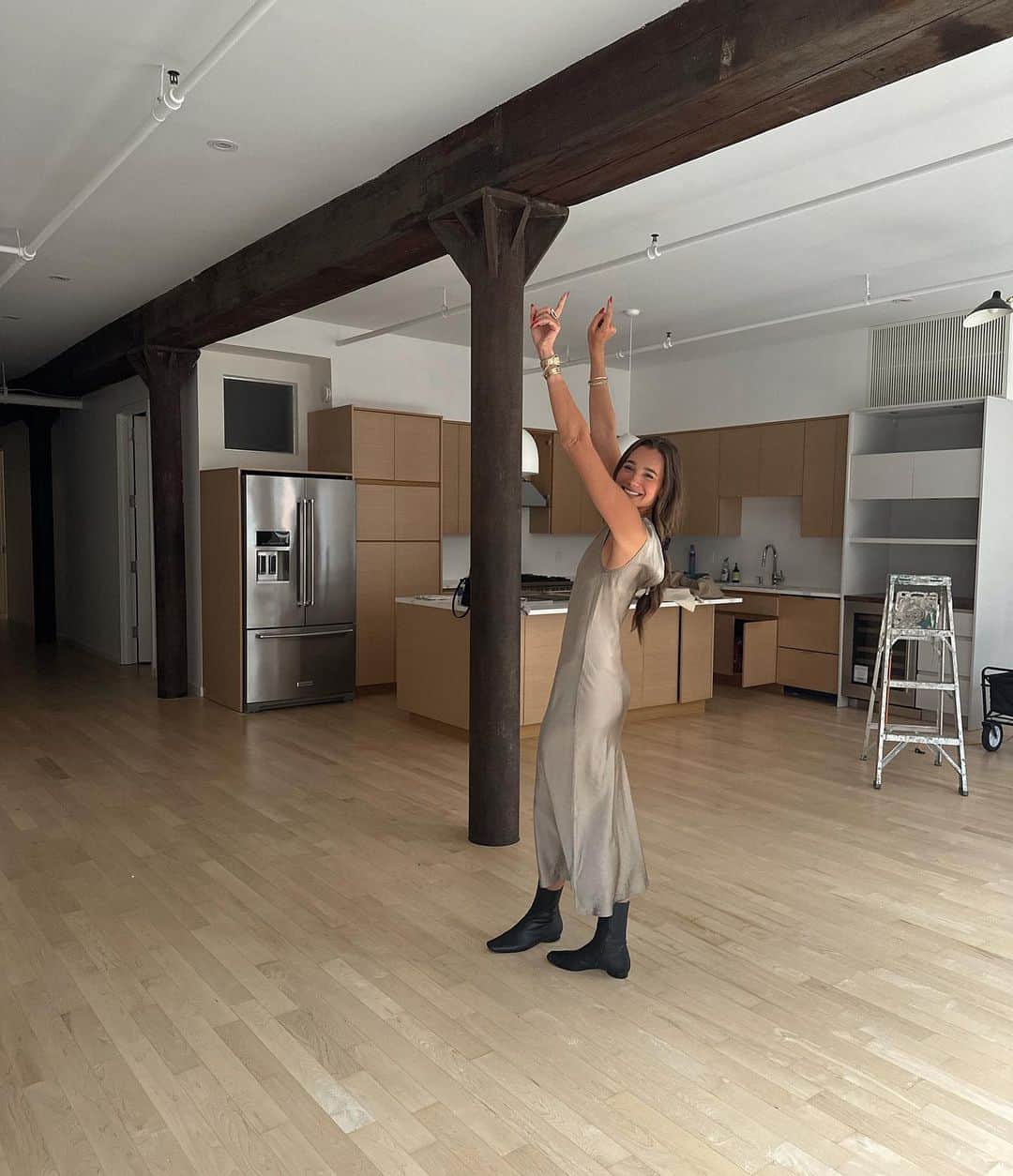 We Wore Whatさんのインスタグラム写真 - (We Wore WhatInstagram)「This soon to be Tribeca girly just got the keys for her new loft! Can’t wait to walk you guys through our design process and share the transformation! 🤭」8月29日 1時01分 - weworewhat