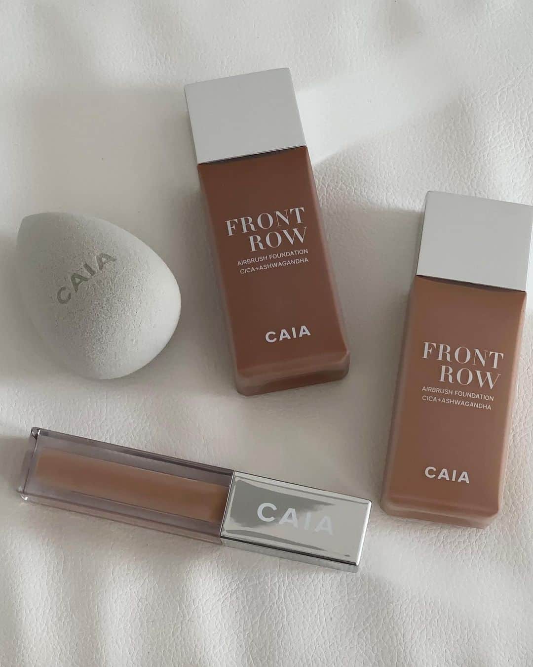 Bianca Ingrossoさんのインスタグラム写真 - (Bianca IngrossoInstagram)「Advertisement @caiacosmetics  Look smashing FRONT ROW in blending flashlights or walk the walk with confidence with our perfect duo Foundation & Concealer 💥  Ready to have a perfect smooth base to any occasion weather it’s a natural makeup look on a Tuesday or a flawless finish to that party you’re looking forward to 💃🏻  Flawless, blurred, satin complexion with a breathable formula that keeps you hydrated and airbrushed all day long.  Less is more with these babies because they are high pigmented so you don’t need a lot to make your face and under eyes look more awake and alive but still looking like your skin 🫶🏻  Launching TOMORROW babes!!」8月29日 1時01分 - biancaingrosso