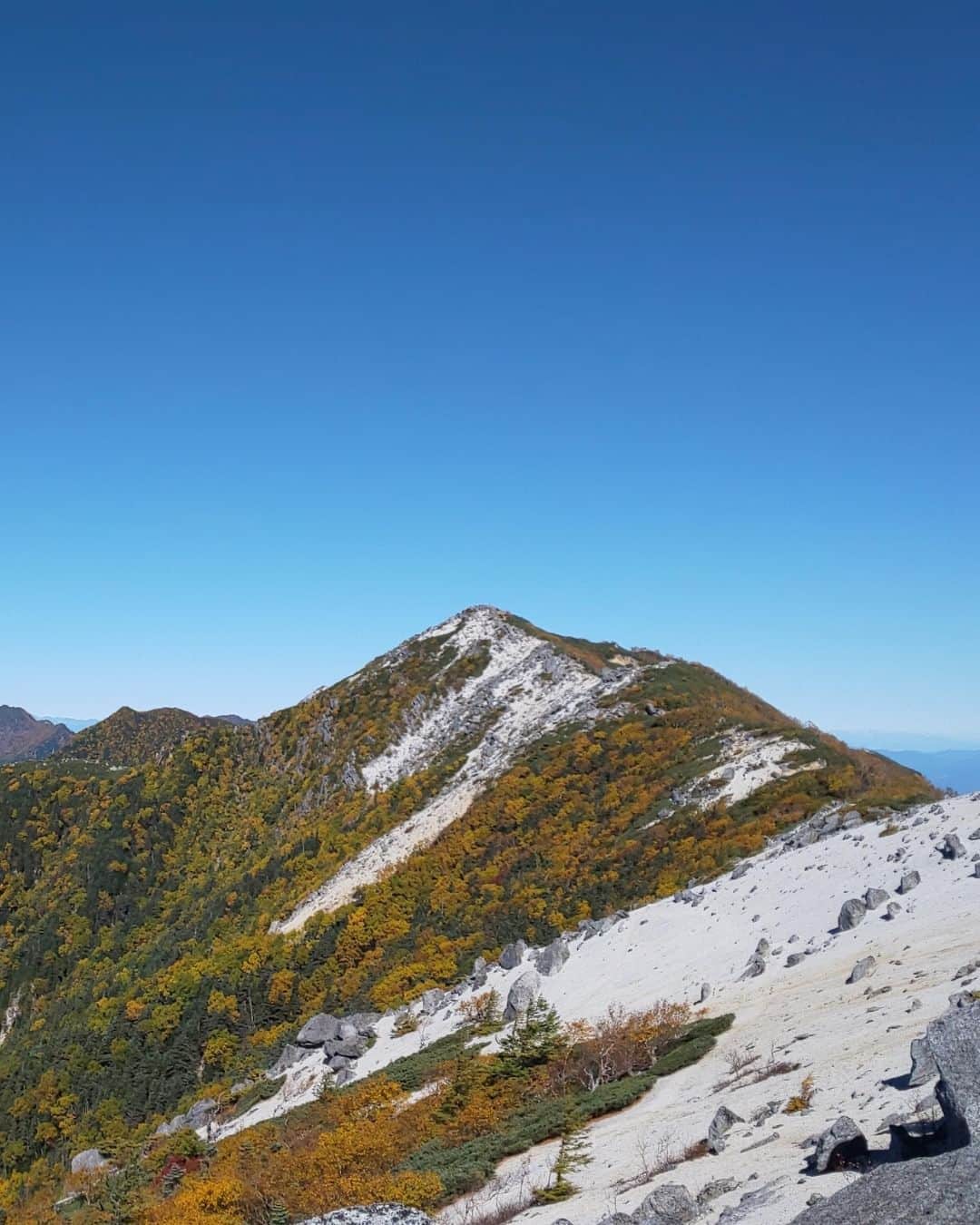登山*トレッキング*アウトドア『.HYAKKEI』さんのインスタグラム写真 - (登山*トレッキング*アウトドア『.HYAKKEI』Instagram)「そろそろ今年の紅葉登山の計画を立てているのでは？ 今回は日本アルプスで人気の紅葉スポットをまとめてご紹介いたします！ 見頃に当たったらハッピーですね♪ 詳細は下記の通りです。  1、涸沢カール（北アルプス） 2、立山雷鳥沢（北アルプス） 3、千畳敷カール（中央アルプス） 4、鳳凰三山（南アルプス）  Special　thanks！！ 2.  @y_yuki36  さん 3.  @hrm.oo さん  #hyakkeime #登山 #トレッキング #山登り #紅葉 #紅葉登山 #日本アルプス #北アルプス #中央アルプス #南アルプス」8月29日 1時03分 - hyakkei_me