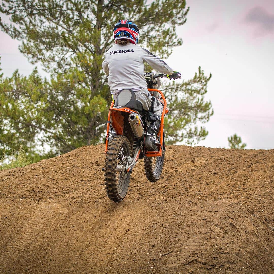 アラナ・ニコルズさんのインスタグラム写真 - (アラナ・ニコルズInstagram)「I got better! And even left the ground just a little!!!  Thank you @motodemption and @hi5sfoundation for a braaaapin’ good time in Leadville!   @smithoptics」8月29日 1時07分 - alanathejane