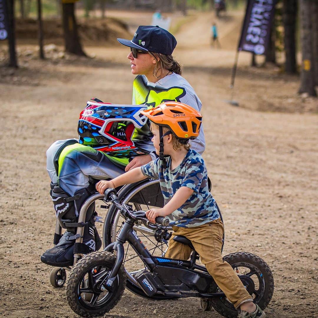 アラナ・ニコルズさんのインスタグラム写真 - (アラナ・ニコルズInstagram)「I got better! And even left the ground just a little!!!  Thank you @motodemption and @hi5sfoundation for a braaaapin’ good time in Leadville!   @smithoptics」8月29日 1時07分 - alanathejane