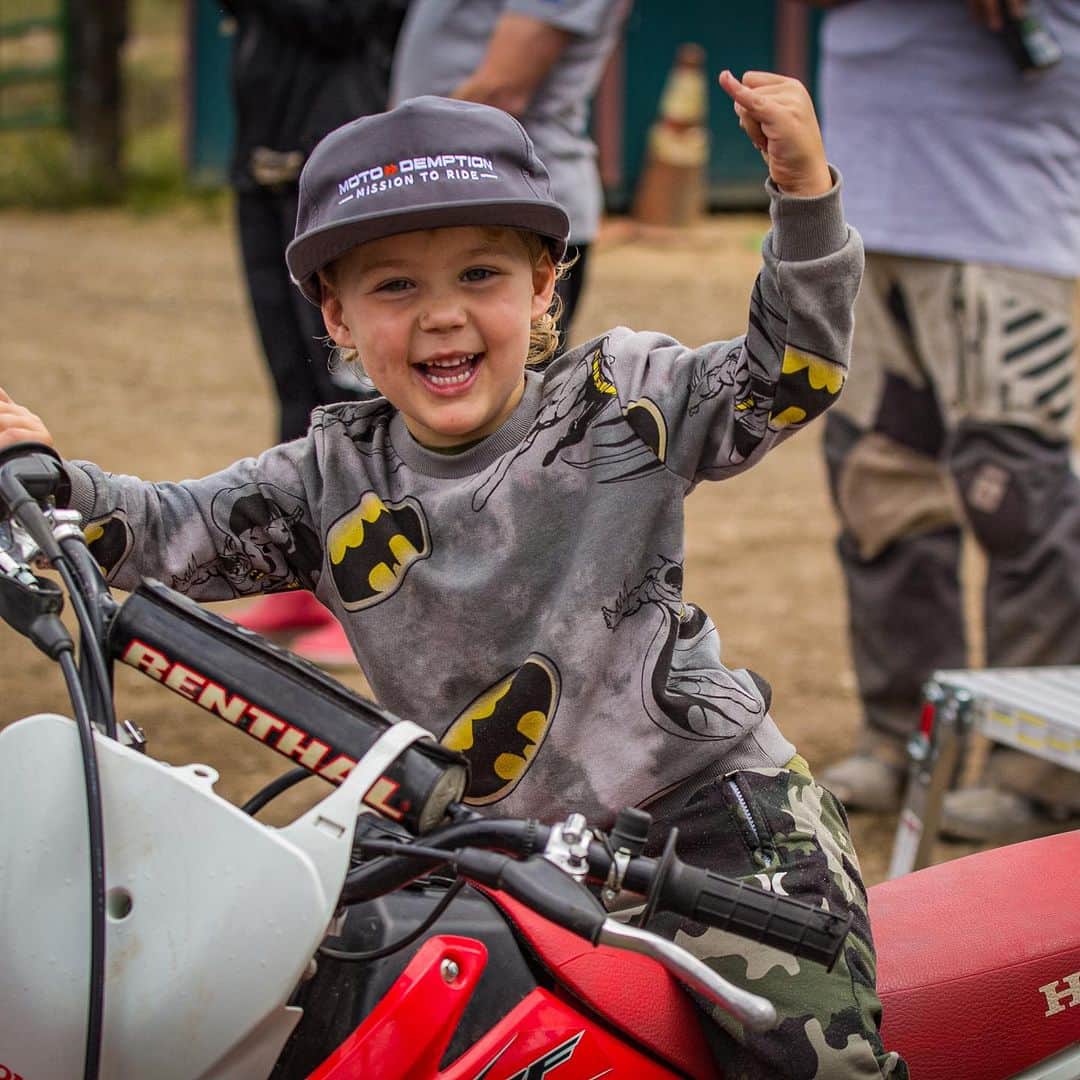 アラナ・ニコルズさんのインスタグラム写真 - (アラナ・ニコルズInstagram)「I got better! And even left the ground just a little!!!  Thank you @motodemption and @hi5sfoundation for a braaaapin’ good time in Leadville!   @smithoptics」8月29日 1時07分 - alanathejane