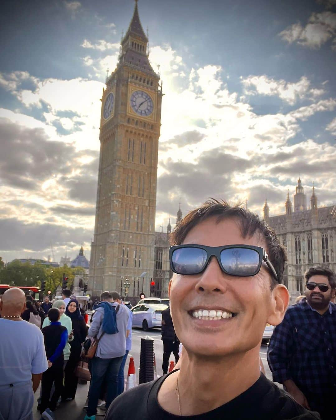 セロのインスタグラム：「First time to visit London… loving it!」