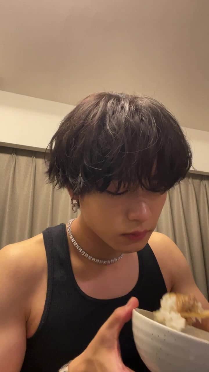 川村壱馬のインスタグラム：「『水道止まってんけどマジでどないするん配信』  #俺ってもうマジでなんでほんまに  #皆さん遅い時間にすみません #お椀アツアツすぎてまともに持ててないの許してっ」