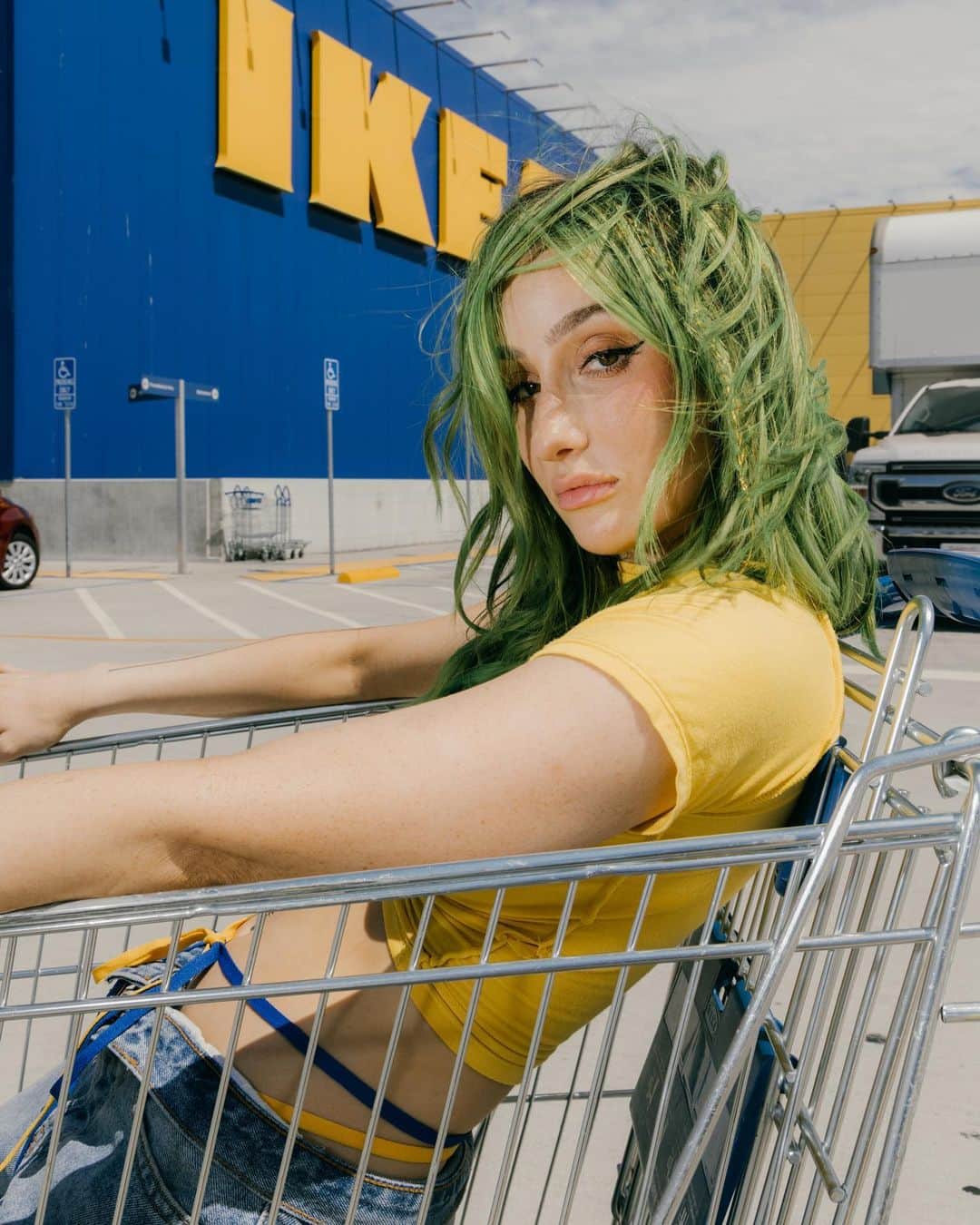 Kerrang!のインスタグラム：「Listen to phem’s new single, which reflects on a relationship that “passed the IKEA stress test”, but “failed all the others” 👆🏼  📸: @michaeltyronedelaney」
