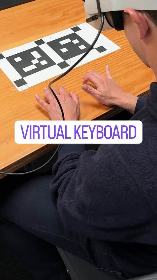 マーク・ザッカーバーグのインスタグラム：「Our Reality Labs research turns any flat surface into a virtual keyboard with touch typing. We had a race and @boztank clocked in at almost 120 words per minute. I was just around 100 wpm. Got some practicing to do.」