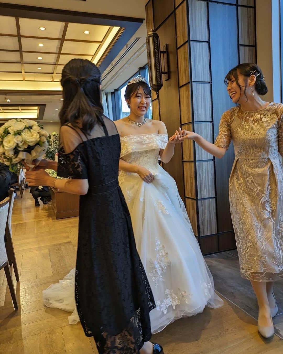 竹本茉莉のインスタグラム：「. 先日、お世話になっている大好きなぽんちゃんとはなうささんの結構披露宴にお招きいただきました👰‍♀️ ほんとに幸せ空間でたくさん笑って泣いて楽しかったなあ！ 彩花と中座のエスコートをさせていただいきました！光栄すぎる！嬉しかったです💓」