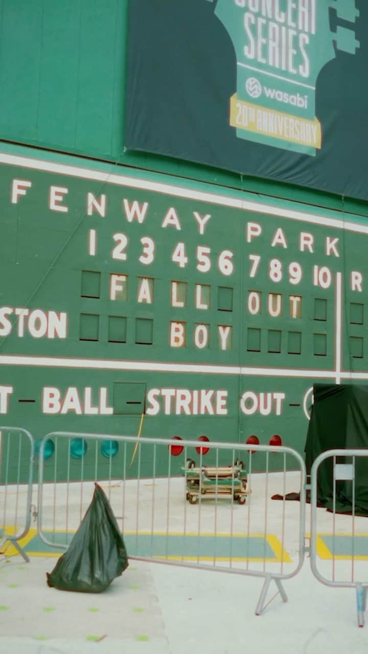 フォール・アウト・ボーイのインスタグラム：「living the dream at @fenwaypark   🎥 @sk8orjuan」