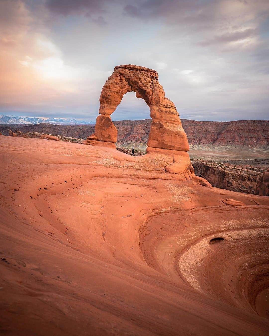 Discover Earthさんのインスタグラム写真 - (Discover EarthInstagram)「From morning to night, Arches National Park creates its magical charm. 🌄✨  📍Utah, USA  🇺🇸 #DiscoverUSA with @herry.with.an.e」8月29日 4時00分 - discoverearth