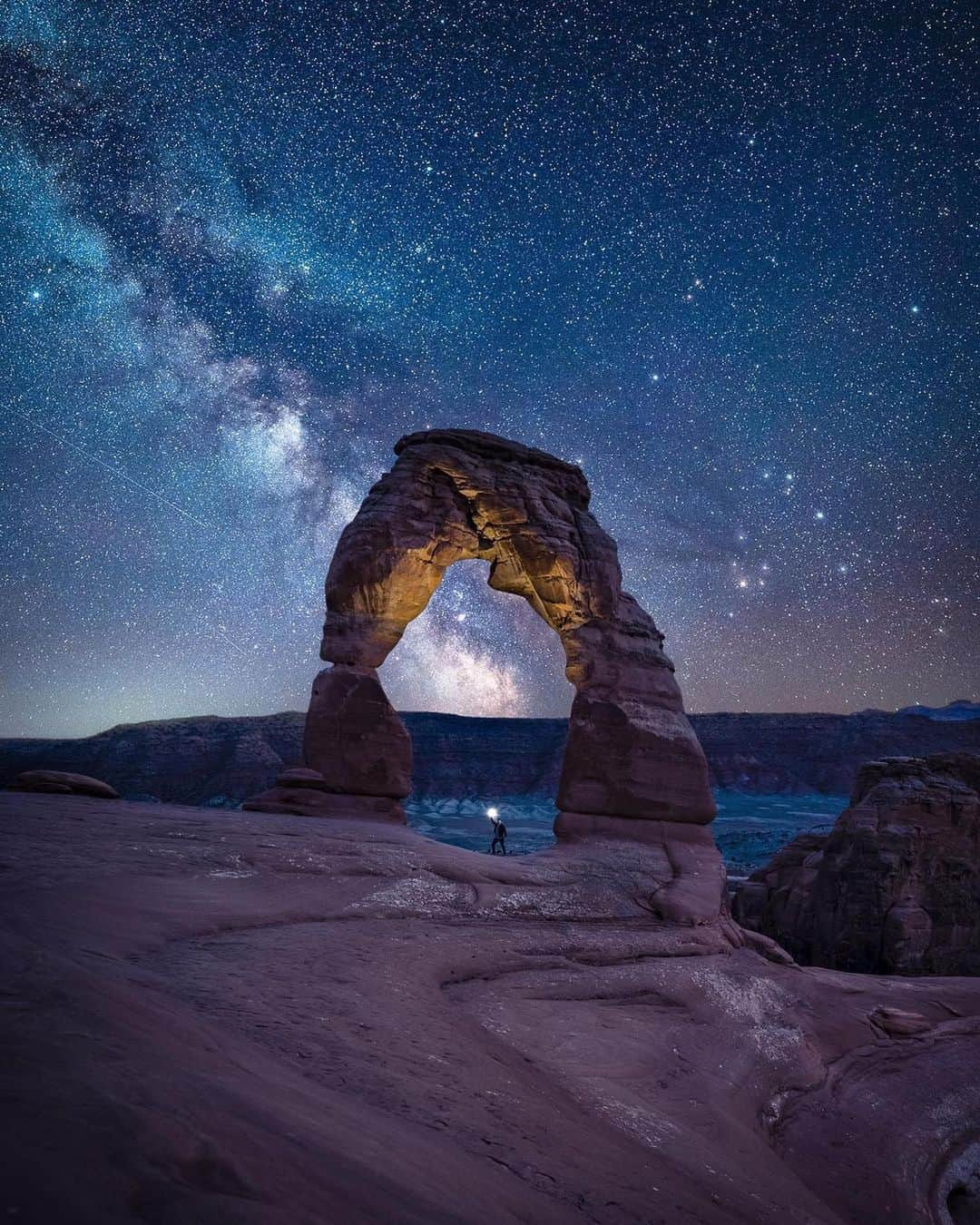 Discover Earthさんのインスタグラム写真 - (Discover EarthInstagram)「From morning to night, Arches National Park creates its magical charm. 🌄✨  📍Utah, USA  🇺🇸 #DiscoverUSA with @herry.with.an.e」8月29日 4時00分 - discoverearth