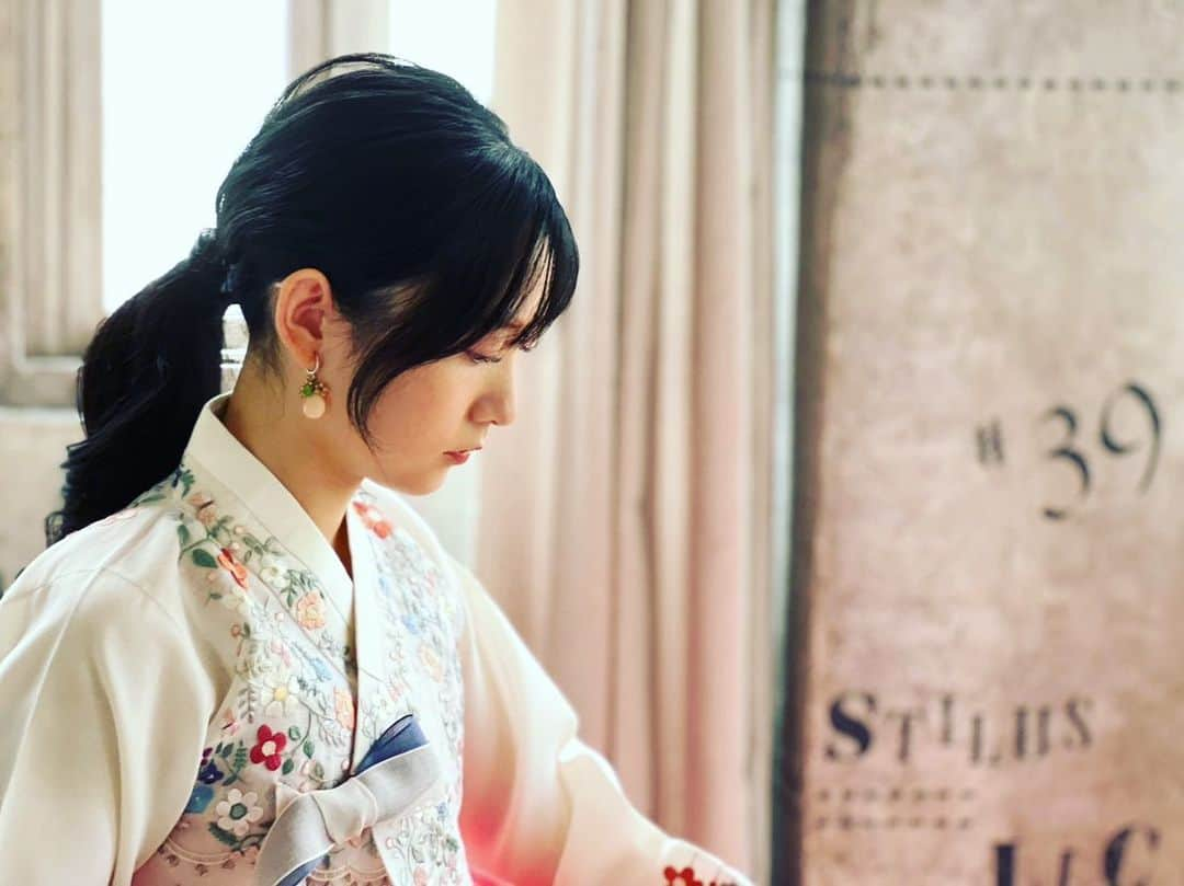 真木よう子さんのインスタグラム写真 - (真木よう子Instagram)「可愛いうちの子の成人式のフォトシュート日 20本のバラ🌹あげた 私半分寝てる。りんちゃん本当可愛い😍」8月29日 1時50分 - yokomaki_official