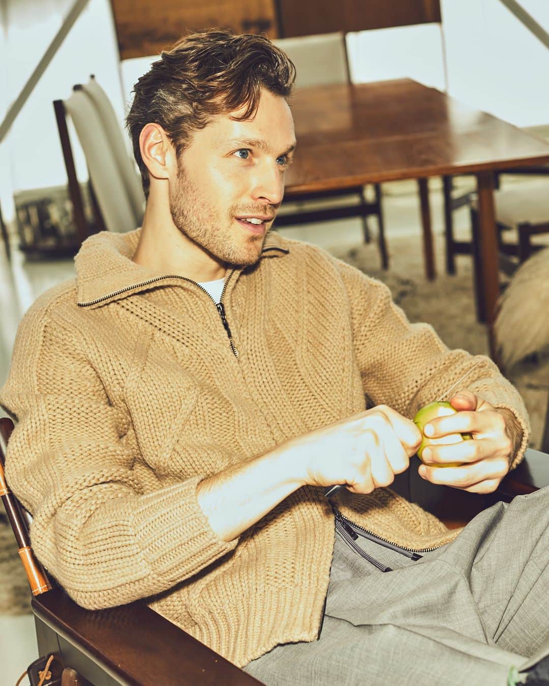 パルジレリのインスタグラム：「In his moments of relax @baptiste.fache chose the sand-coloured alpaca woven sweater with double-slider zip, for an effortless statement of comfort and style.   Discover the “The Effortless Man” FW23 Collection on palzileri.com   #PalZileri #PalZileriFW23 #TheEffortlessMan #EffortlessAttitude」