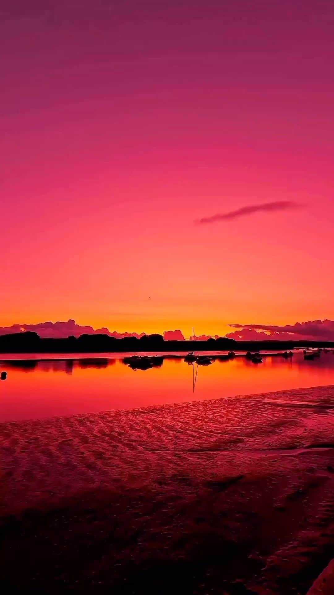 Instagramersのインスタグラム：「@igersuk Breathtaking sunset at Topsham  🎥 📸 by @sadecky_bart  Today’s #featureoftheday chosen by 🍊 @carlmilner 💯👏🏻👍🏻🙌🏻  Tagged to @igersuk 💯👍🏻  —————————————————— Want to be featured at IgersUK?  All you need to do is tag us at @igersUK —————————————————— IgersUK Admin Team: @sunflowerof21 @carlmilner @hellimli @marticaboguszy @jhyattphoto @masonjartours」