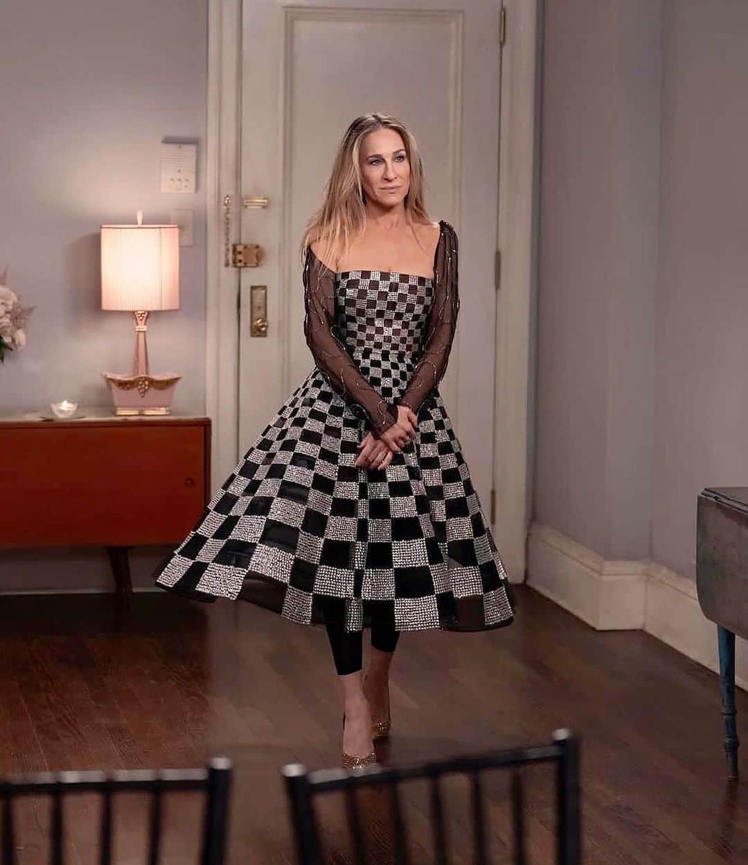 のインスタグラム：「- And just like that - @sarahjessicaparker/Carrie Bradshaw wore our Ginger pump during the season 2 finale.  #ReneCaovilla #AndJustLikeThat  Credits @justlikethatmax @andjustlikethatcostumes  Styling @mgrmgm @the_danny_santiago」
