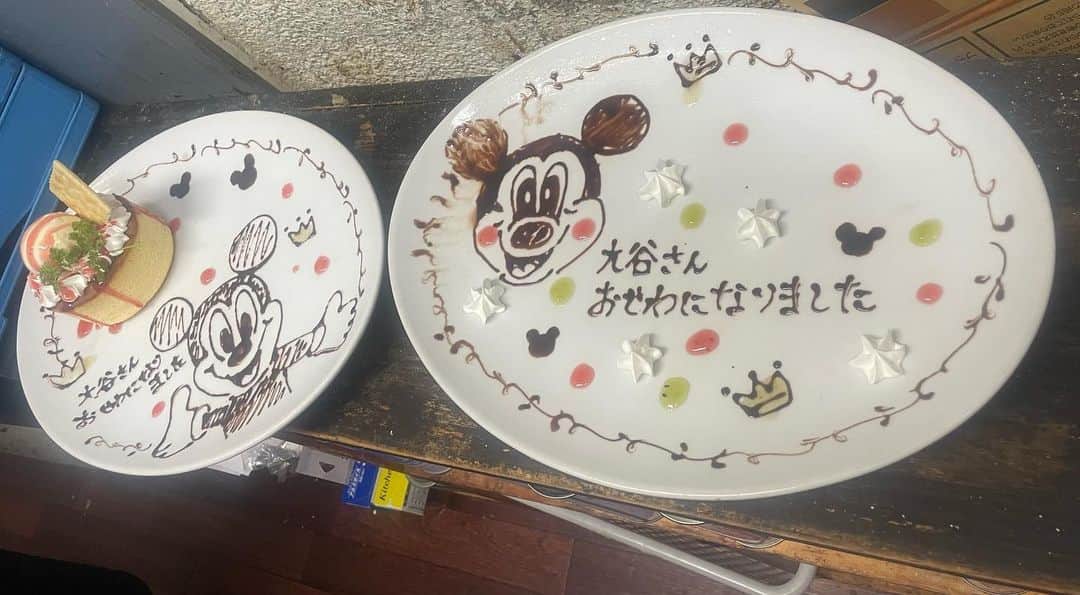 ゆずの小町 梅田店のインスタグラム：「. お客様からのご要望でサプライズケーキに ミッキーを描いてみました🐻🤍 チョコペンで描くのはすごく難しかったですが、心を込めてサプライズのお手伝いさせていただきます👑🌟 ご予約お待ちしております🫶🏻  #海鮮 #鮮魚 #ゆず #柚 #鍋#お肉 #肉 #魚 #さかな #創作和食 #個室居酒屋 #食テロ #飯テロ #美味しい #ゆずっこ #居酒屋 #居酒屋巡り #居酒屋グルメ #居酒屋好き #居酒屋好きな人と繋がりたい #飲み放題 #osaka #大阪 #ゆずっこさんとの繋がりに感謝 #LINE友達になりたい #梅田居酒屋 #ハロウィン　#ゆずっこ最高 #ゆずっこと繋がりたい」