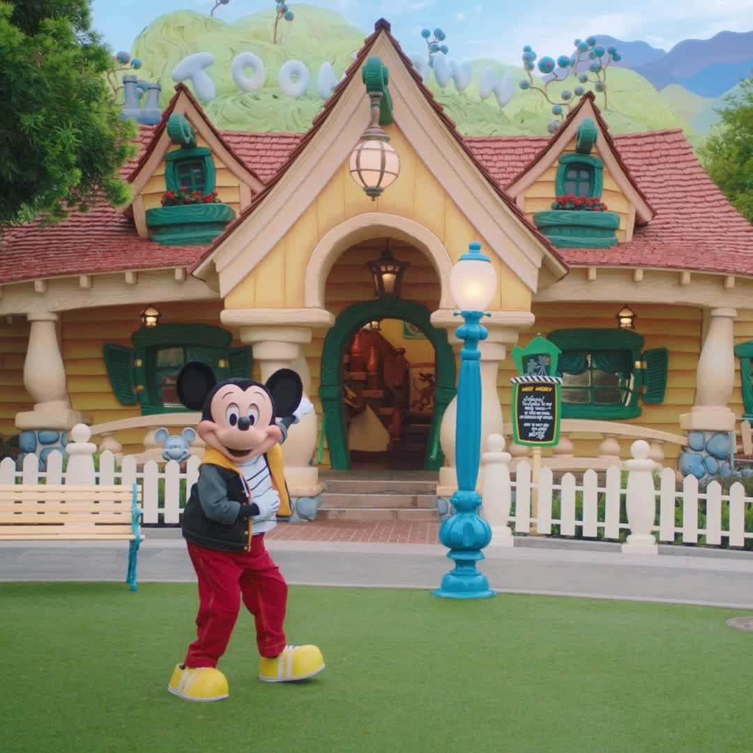 ディズニーランドのインスタグラム：「Come see where Mickey and pals live. Tell us who you’ll visit first at Mickey’s Toontown! ⬇️  Tickets and Park reservations required.」