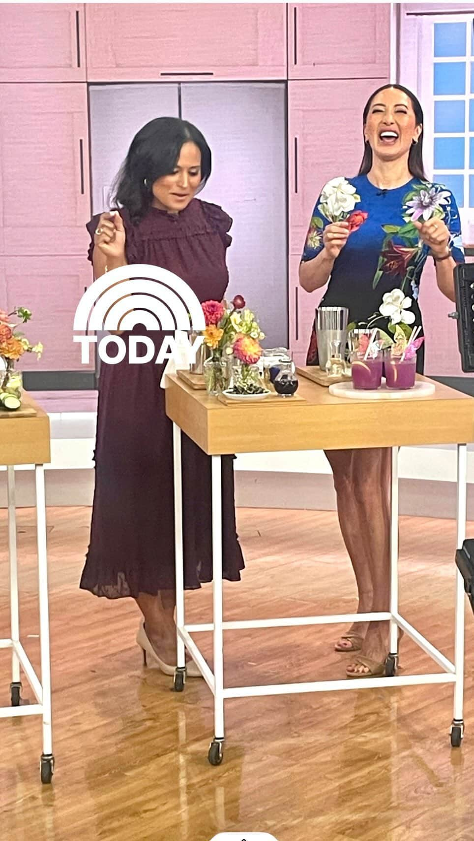 キャンディス・クマイのインスタグラム：「@TodayShow this morning marks my 14th year coming on TODAY & it only gets better.   Making my famous Green Smoothies + Mocktails w the beautiful @kristen.welker 🔮🍵💐”Do the things you love 💕 & do them so well that people can’t take their eyes off of you” - Maya Angelou   link in bio for more recipes and full segment 💕💐💗🍵🔮🦋 Clean Green Pineapple 🍍 Smoothie  Serves 2 Ingredients 1 frozen banana 1/4-1/2 cup frozen pineapple 2-3 tablespoons unsweetened shredded coconut 1 handful organic baby spinach 1½ cups unsweetened coconut milk drink 1 teaspoon matcha love powder (optional) Preparation Combine all the ingredients in a blender and blend until smooth. Serve immediately. Makeup 💄 @natsandthecity  Hair 💇🏻‍♀️ @armond_style  Dress 👗 @aliceandolivia  @katieryan18 how we love you and the fam x 😘 thank you xx   #GreenSmoothies #TODAY #smoothie #mocktail #cocktail #clean #greensmoothie」