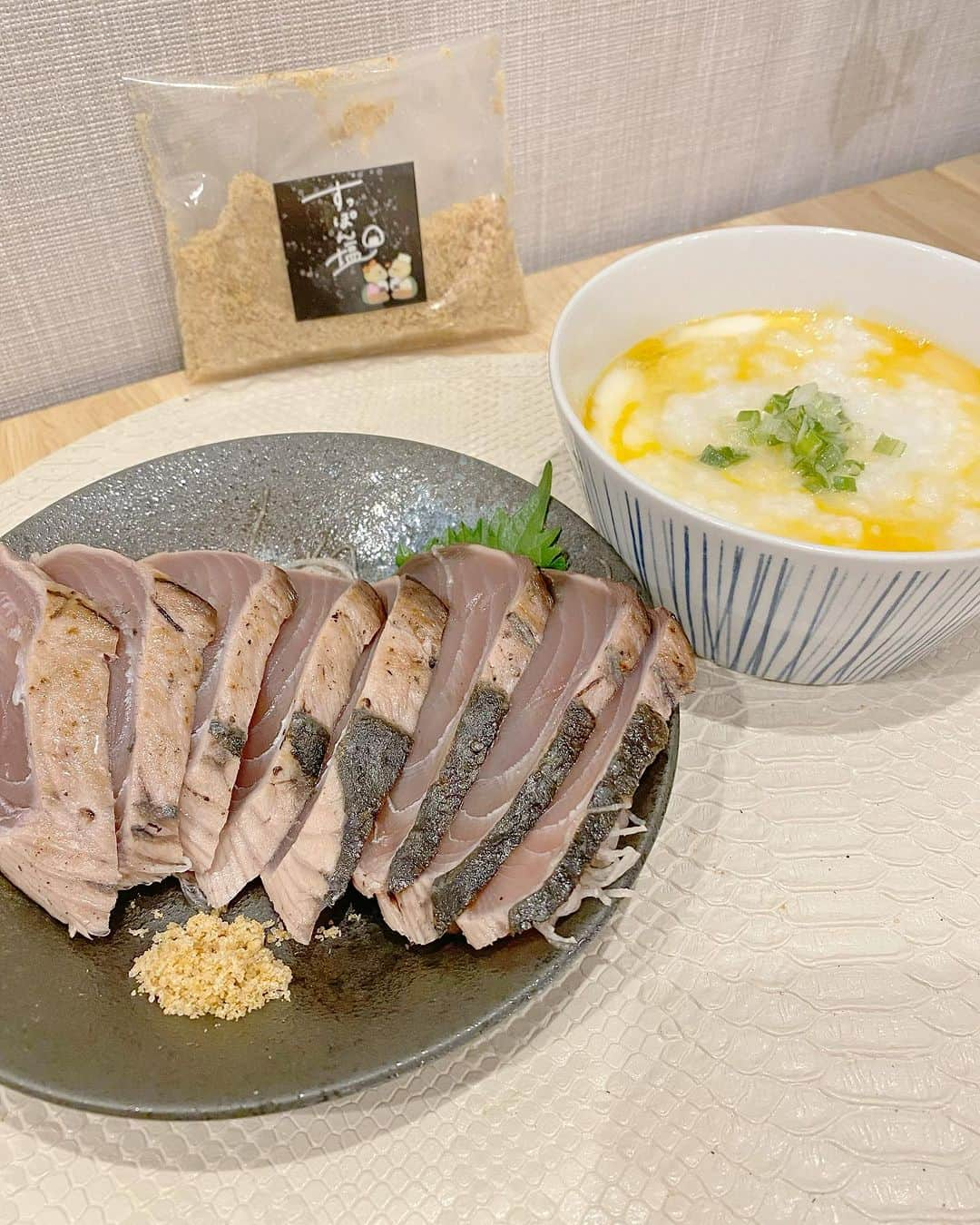 小柳津真由美のインスタグラム：「姫路で創業108年目の老舗料理屋が開発した「国産すっぽん塩」 @supponkazoku_official   美味しいすっぽん料理を食べて笑顔になって貰いたい！という思いで作られた　すっぽん家族  昆布出汁とすっぽんの旨みを併せて 水分をじっくり時間をかけて飛ばし製造されたお塩は　すっぽんの旨みをしっかりと感じる事ができる美味しいお塩です  お雑炊の味付けに使えば 簡単にすっぽん雑炊のお味に❗️ お刺身やサラダに色々と使えます  コクのある旨みたっぷりの味わいが お料理に深みを与えてくれますよ♪  #すっぽん家族 #すっぽん塩 #塩 #調味料 #国産 #通販グルメ #美味しいもの大好き #小柳津真由美 PR」