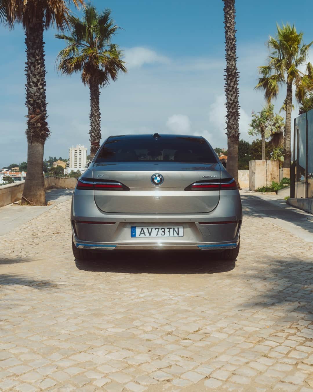 BMWさんのインスタグラム写真 - (BMWInstagram)「Forward thinking to the next holiday and traveling in luxury 🌴 ☀️  #BMWRepost 📸 @ciprianmihai  The BMW i7. #THEi7 #ThisIsForwardism #BMW #BMWPhotoCamp __ BMW i7 xDrive60: Combined power consumption: 19.6–18.4 kWh/100 km. Combined CO2 emissions: 0 g/km. Electric range: 590–625 kilometers. All data according to WLTP. Further info: www.bmw.com/disclaimer」8月29日 2時15分 - bmw