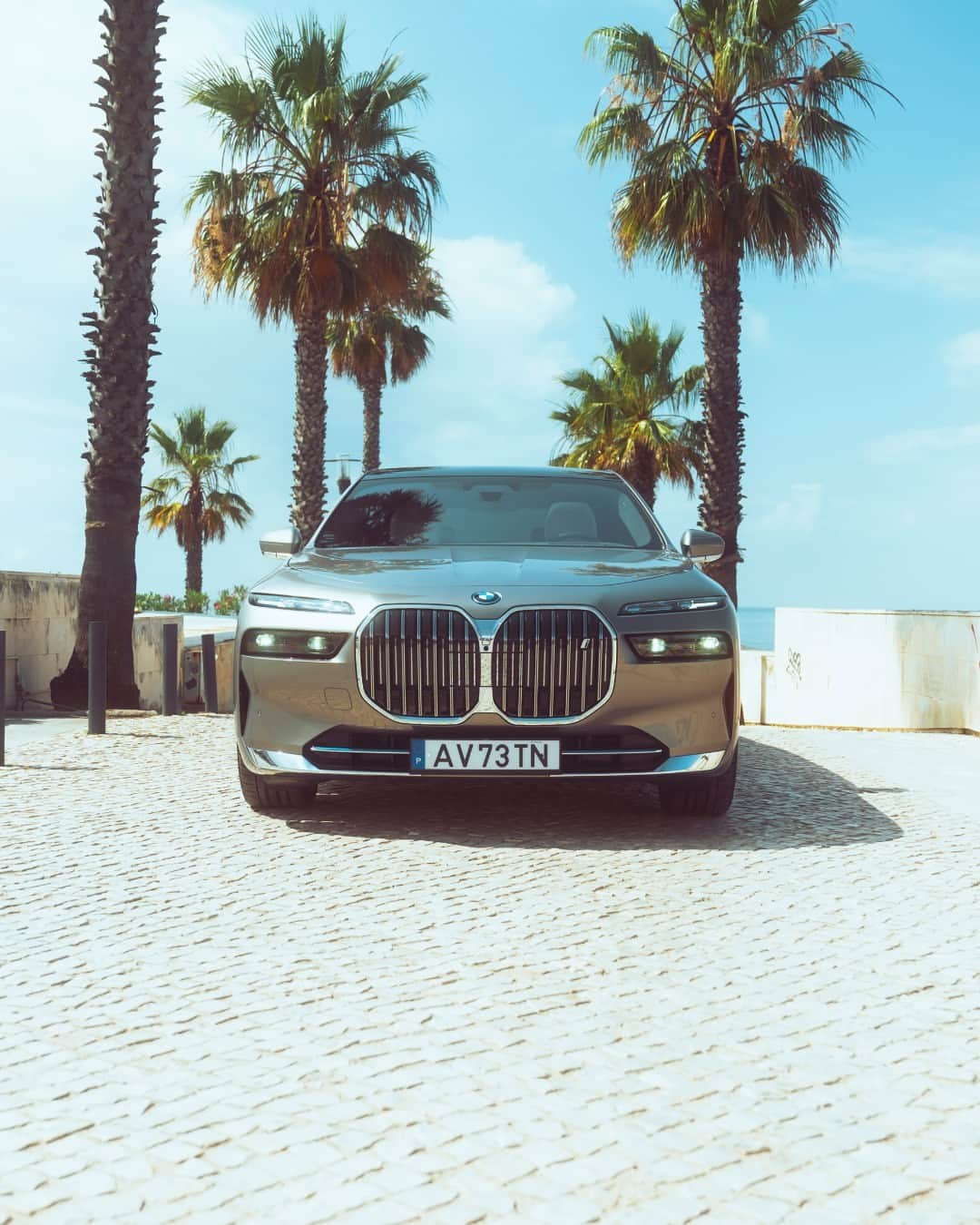 BMWのインスタグラム：「Forward thinking to the next holiday and traveling in luxury 🌴 ☀️  #BMWRepost 📸 @ciprianmihai  The BMW i7. #THEi7 #ThisIsForwardism #BMW #BMWPhotoCamp __ BMW i7 xDrive60: Combined power consumption: 19.6–18.4 kWh/100 km. Combined CO2 emissions: 0 g/km. Electric range: 590–625 kilometers. All data according to WLTP. Further info: www.bmw.com/disclaimer」