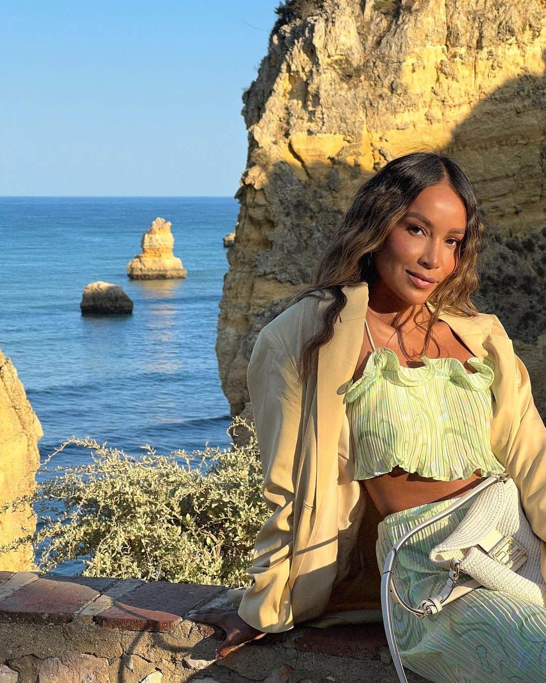 ジュリー・サリニャーナのインスタグラム：「My little summer ‘fit for drinks, dinner and sunset by the ocean. 💚  Cute set: @ronnykobo  Earrings: @brinkerandeliza  Kitten heels: @byfar_official」