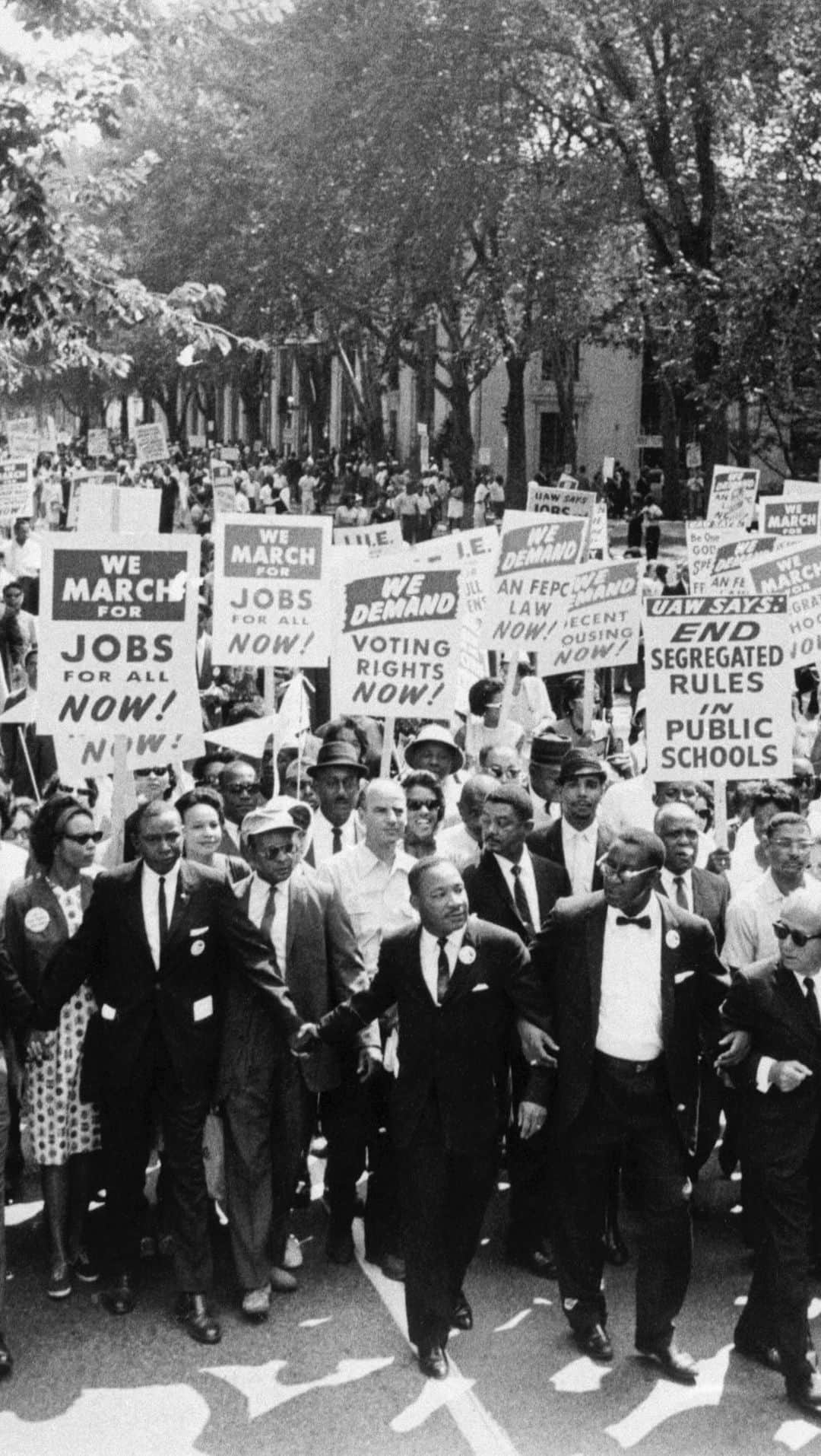 Barack Obamaのインスタグラム：「Growing up, I was inspired by the civil rights movement. It showed me the power of ordinary people coming together to push for change and bring America closer to our highest ideals.   Today, on the 60th anniversary of the March on Washington for Jobs and Freedom, let’s remember those lessons. And let’s recommit ourselves to building on that progress, and creating a better future for generations to come.」