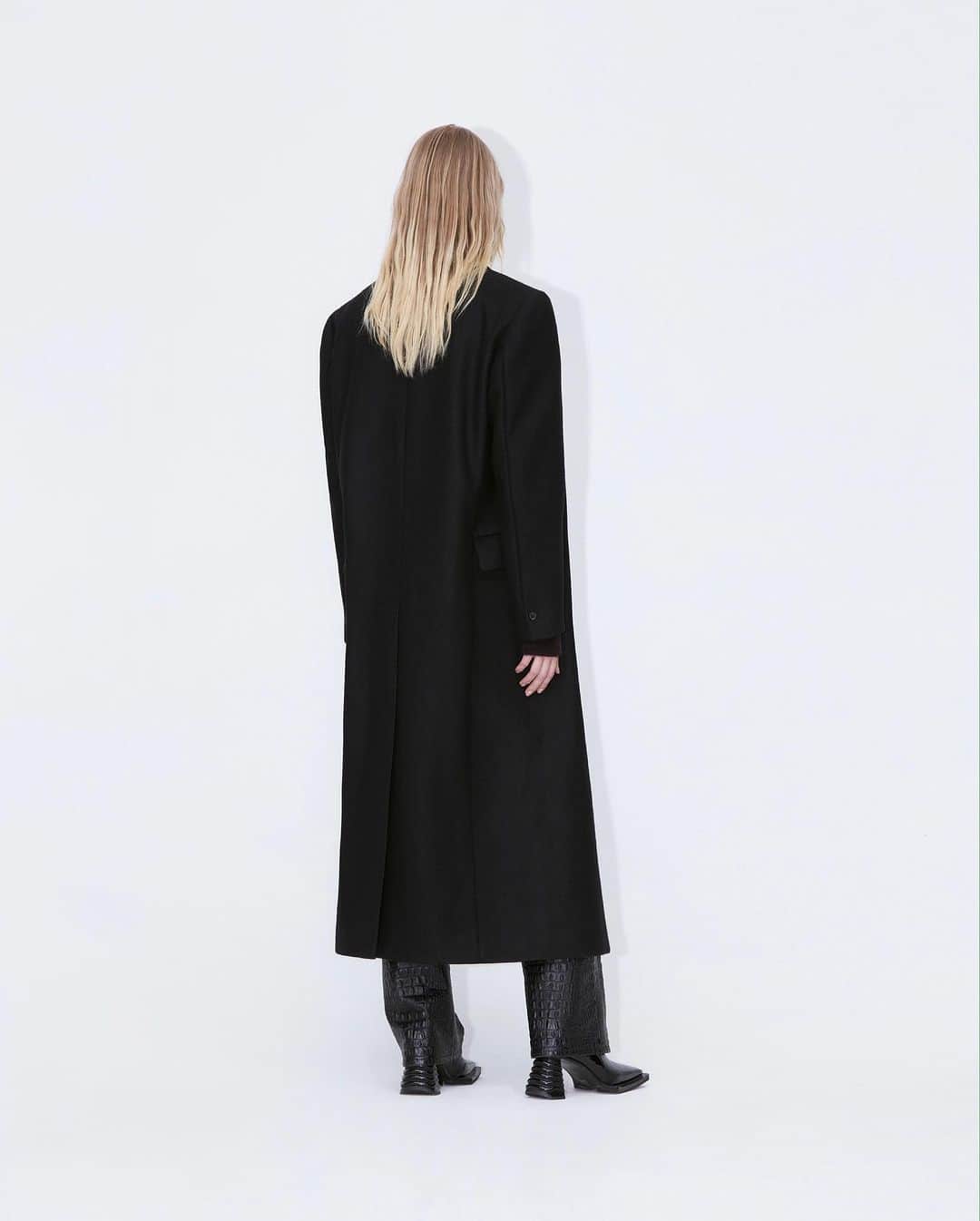 エイティーズさんのインスタグラム写真 - (エイティーズInstagram)「EYTYS’ staple coat ‘Genesis’ is back for Fall/Winter 2023. Tailored with precision for a statement silhouette.」8月29日 2時14分 - eytys